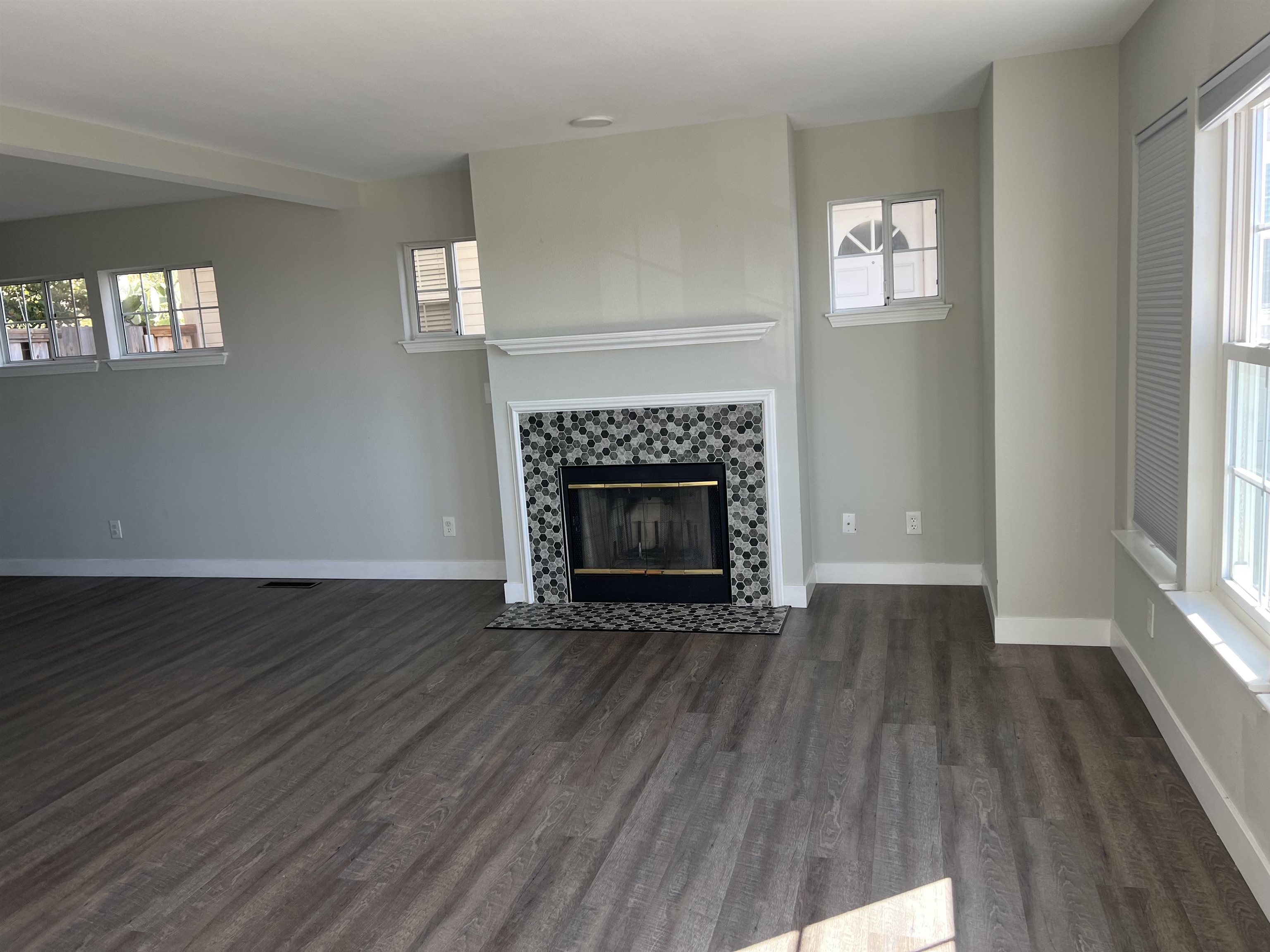 Detail Gallery Image 3 of 14 For 4338 Terrabella Way, Oakland,  CA 94619 - 3 Beds | 2/1 Baths