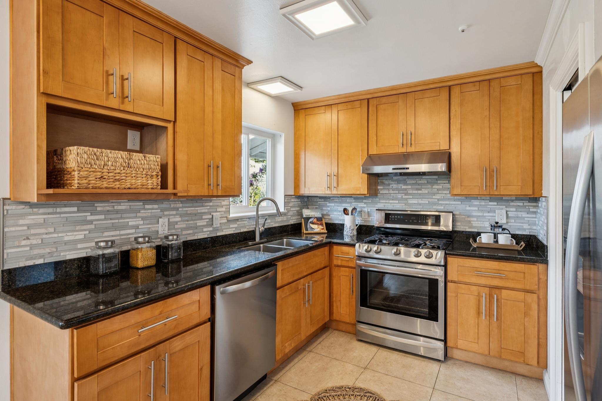 Detail Gallery Image 14 of 51 For 5355 Bayview Ave, Richmond,  CA 94804 - 3 Beds | 2 Baths