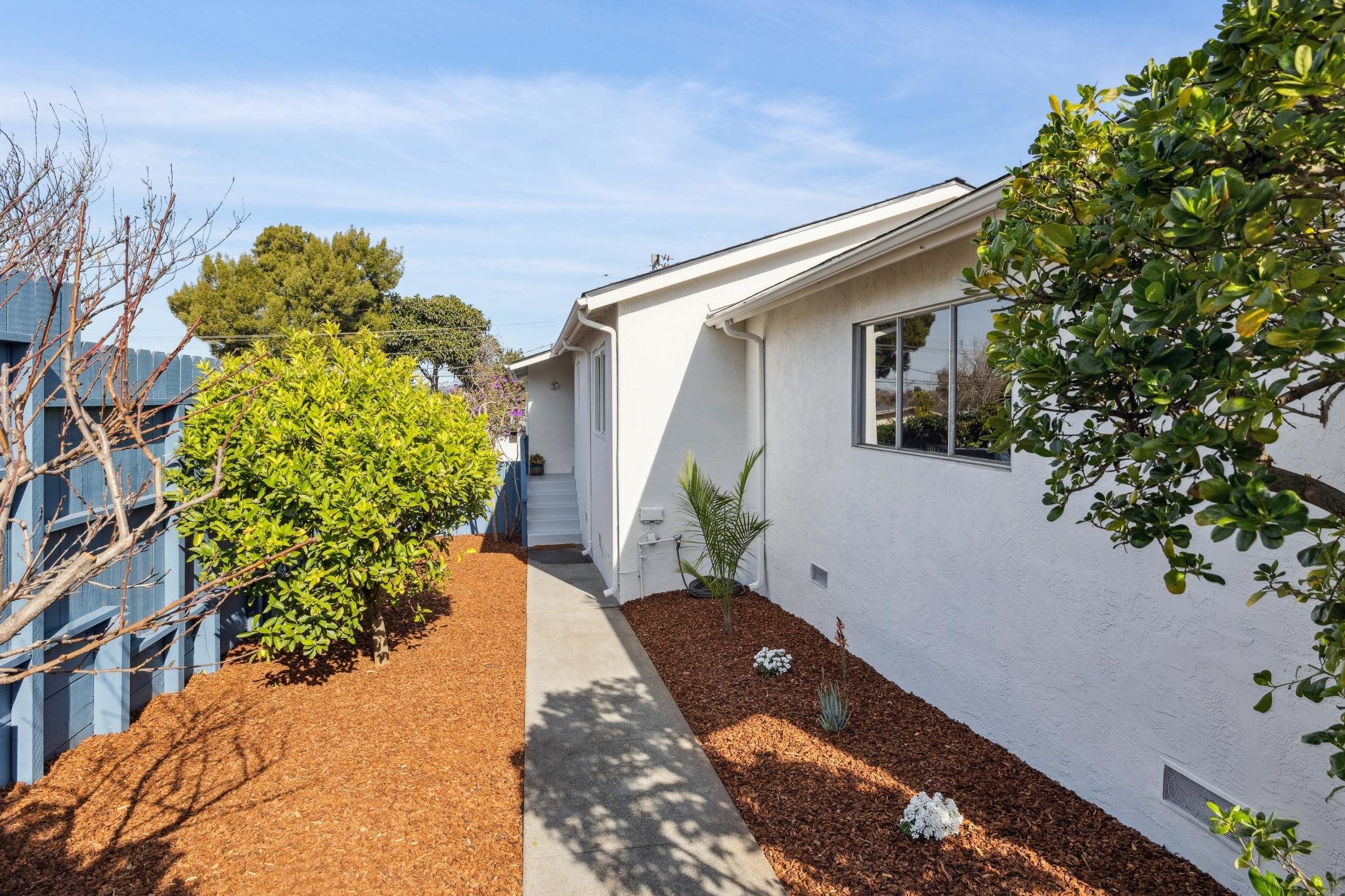Detail Gallery Image 2 of 51 For 5355 Bayview Ave, Richmond,  CA 94804 - 3 Beds | 2 Baths