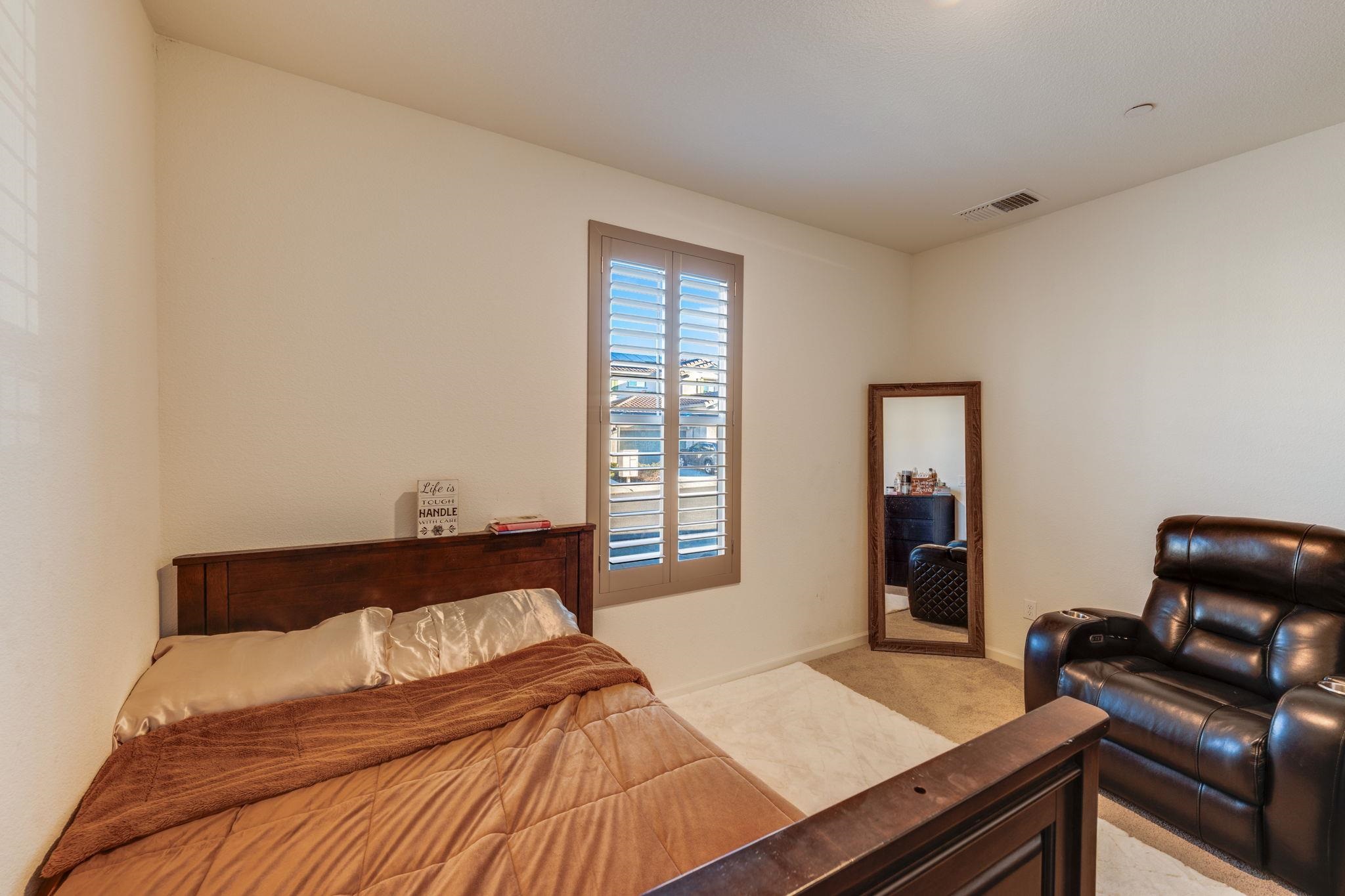 Detail Gallery Image 10 of 53 For 1305 Stark Bridge Rd, Lincoln,  CA 95648 - 5 Beds | 2/1 Baths