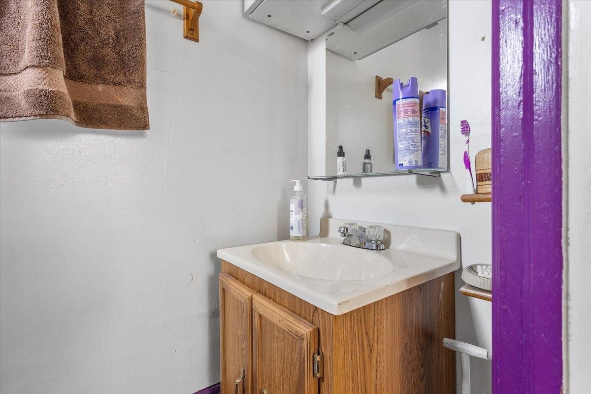 Detail Gallery Image 11 of 31 For 3109 Elmwood, Oakland,  CA 94601 - 6 Beds | 2 Baths