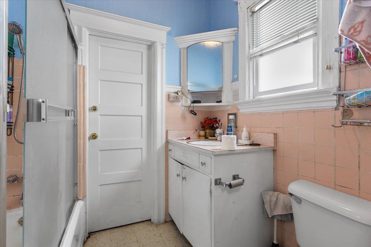 Detail Gallery Image 14 of 31 For 3109 Elmwood, Oakland,  CA 94601 - 6 Beds | 2 Baths