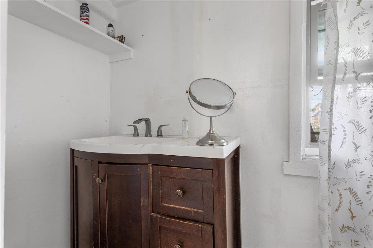 Detail Gallery Image 25 of 31 For 3109 Elmwood, Oakland,  CA 94601 - 6 Beds | 2 Baths