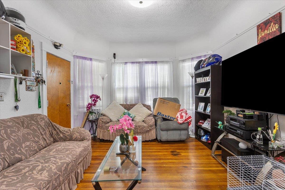 Detail Gallery Image 4 of 31 For 3109 Elmwood, Oakland,  CA 94601 - 6 Beds | 2 Baths