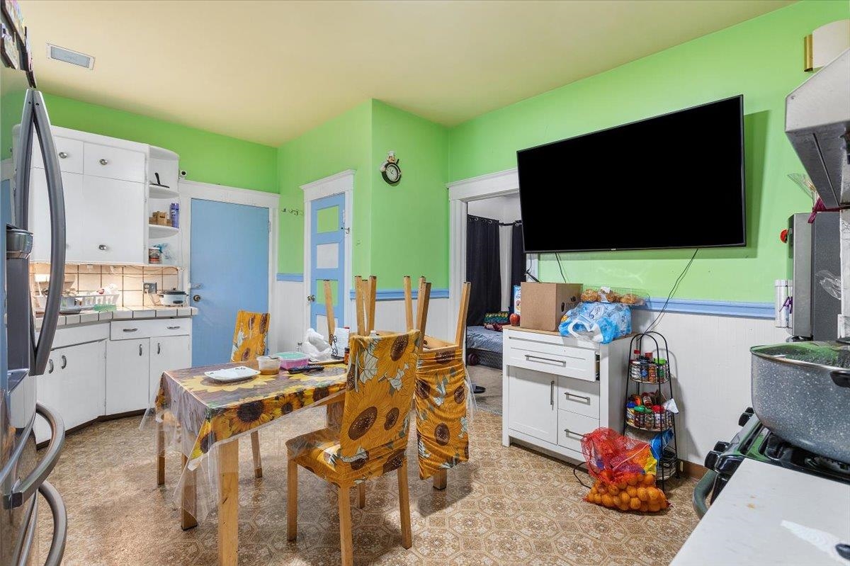 Detail Gallery Image 9 of 31 For 3109 Elmwood, Oakland,  CA 94601 - 6 Beds | 2 Baths