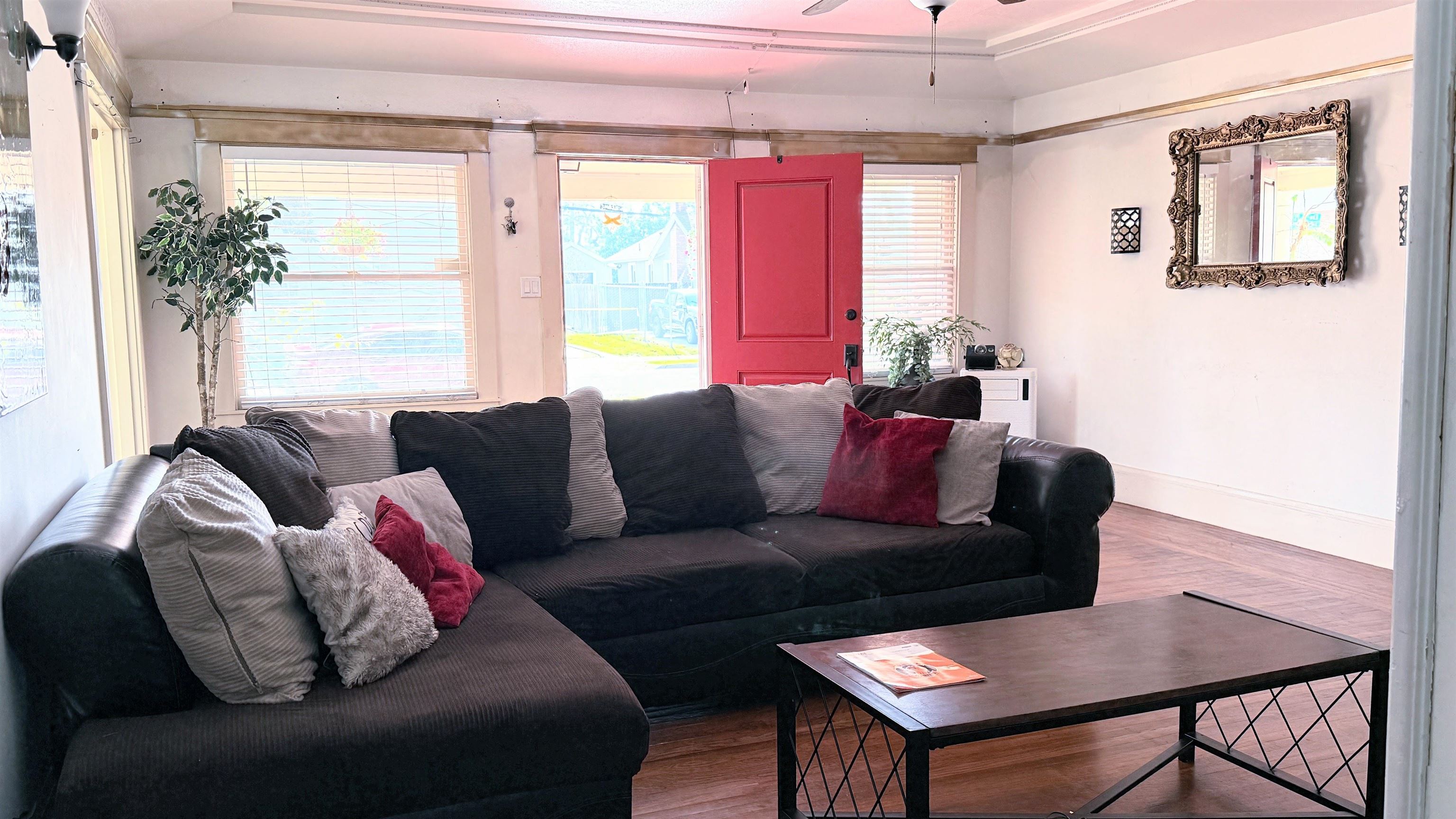 Detail Gallery Image 4 of 19 For 705 W Elm, Stockton,  CA 95204 - 2 Beds | 2 Baths