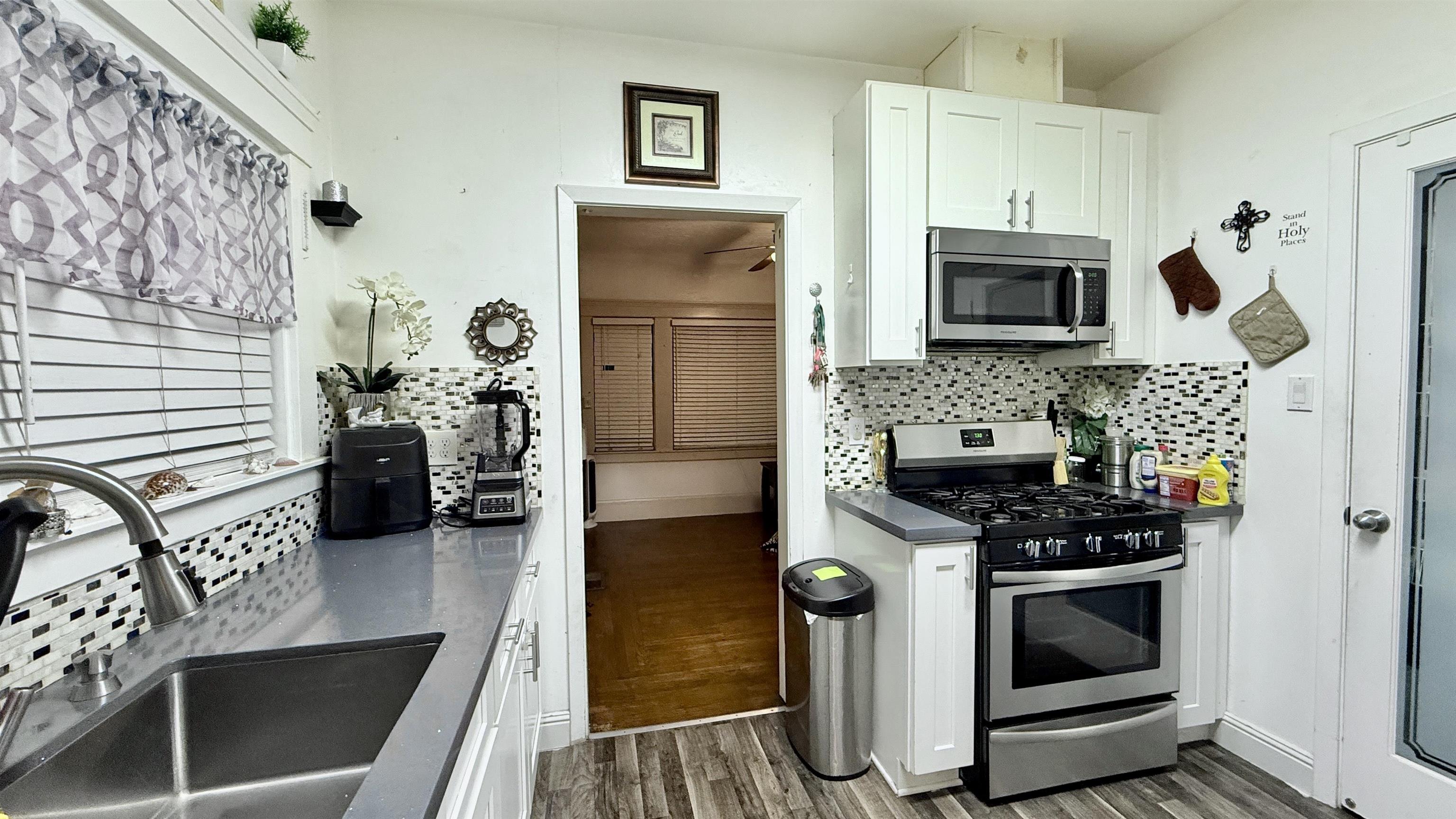 Detail Gallery Image 7 of 19 For 705 W Elm, Stockton,  CA 95204 - 2 Beds | 2 Baths