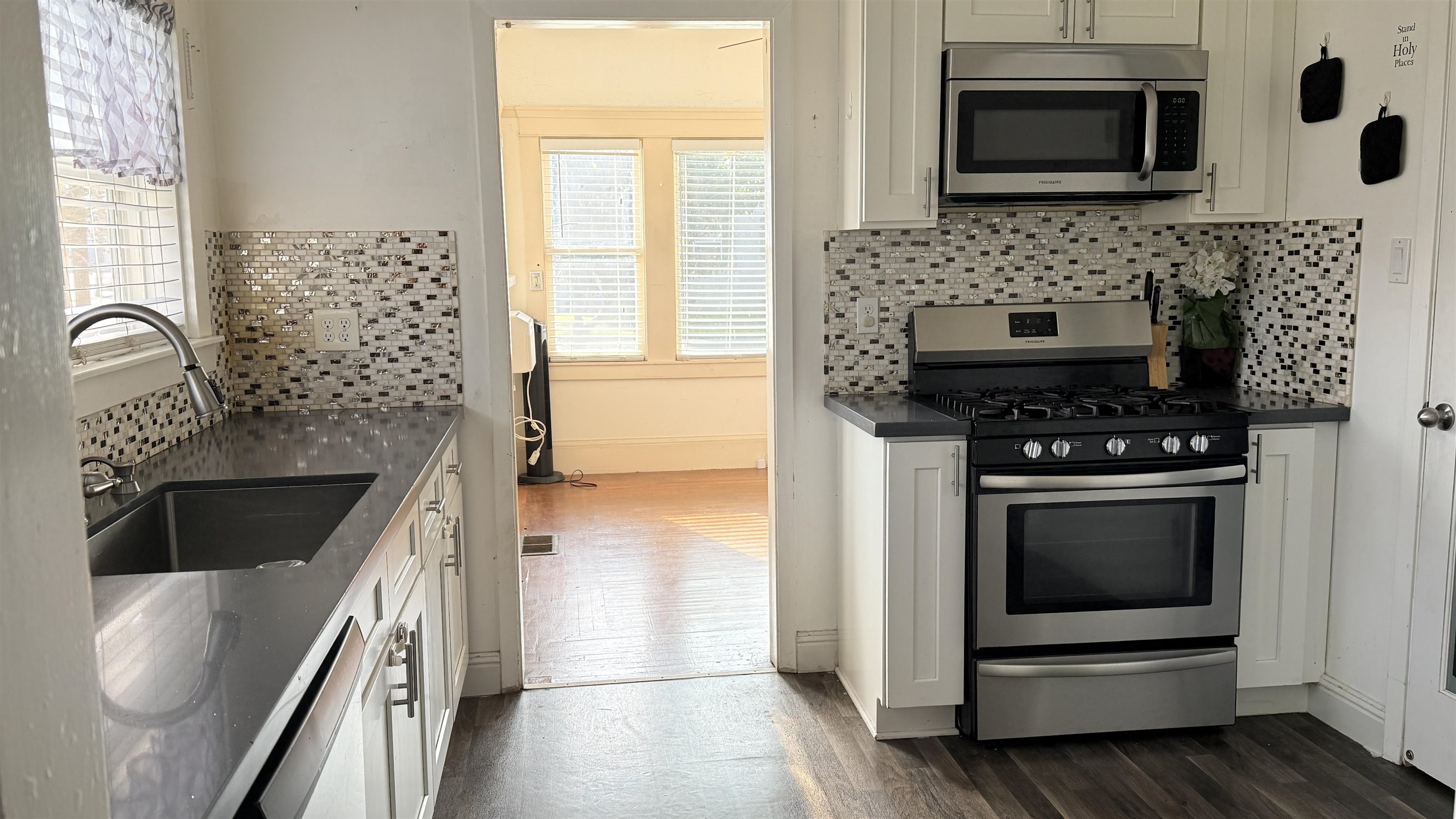 Detail Gallery Image 9 of 19 For 705 W Elm, Stockton,  CA 95204 - 2 Beds | 2 Baths