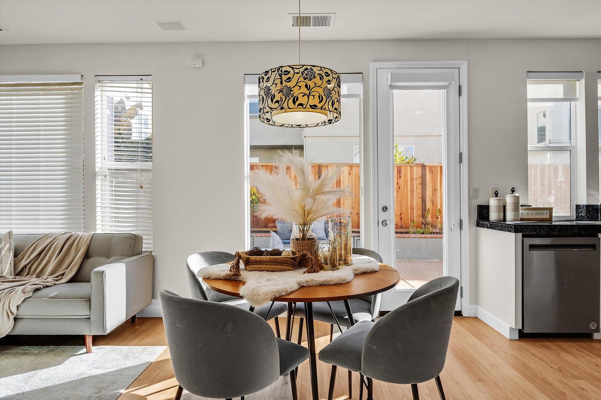 Detail Gallery Image 7 of 44 For 4185 Font Ct, Dublin,  CA 94568 - 3 Beds | 2/1 Baths