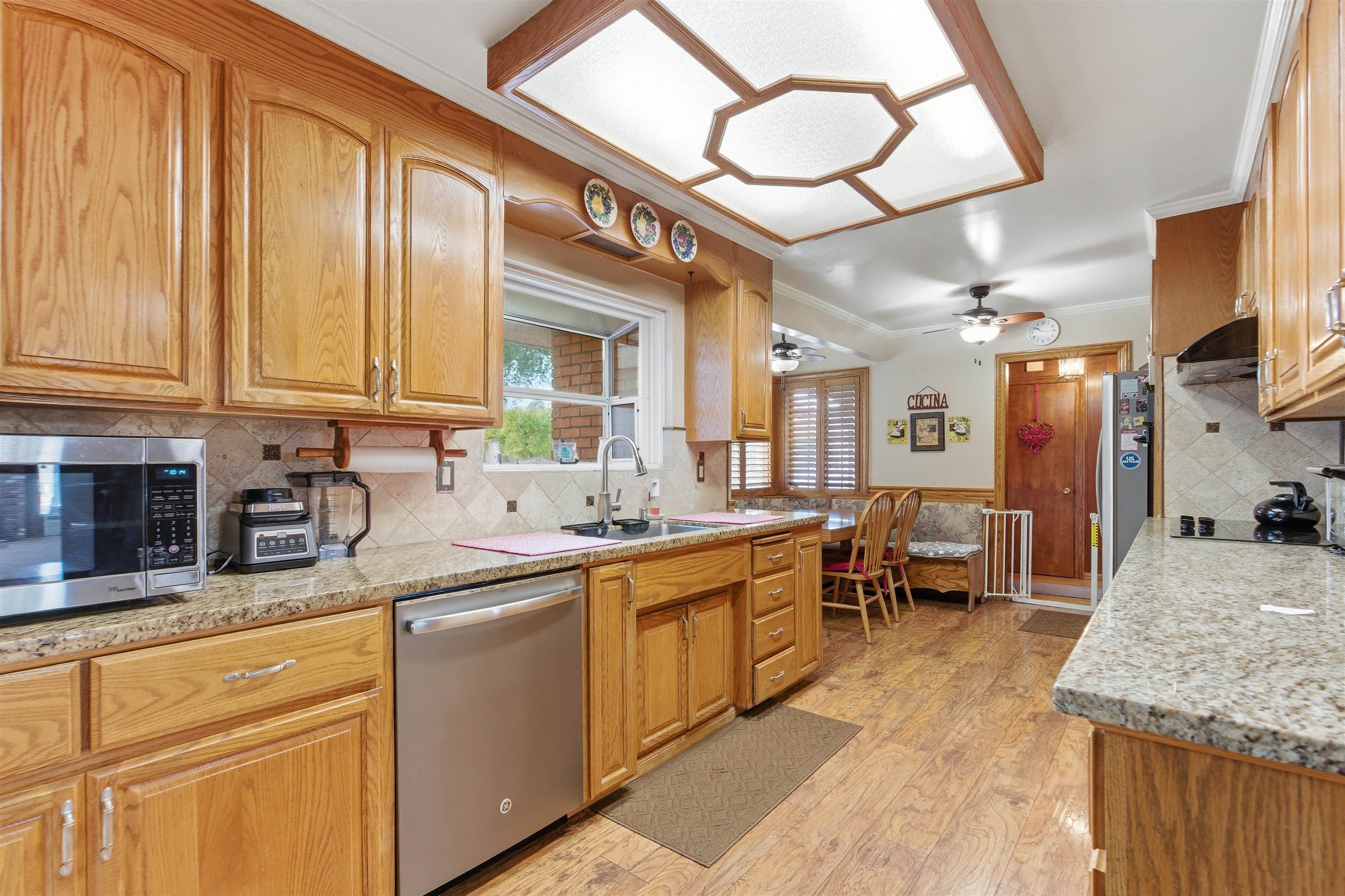 Detail Gallery Image 2 of 16 For 27 Barrie Dr, Pittsburg,  CA 94565 - 4 Beds | 3/1 Baths