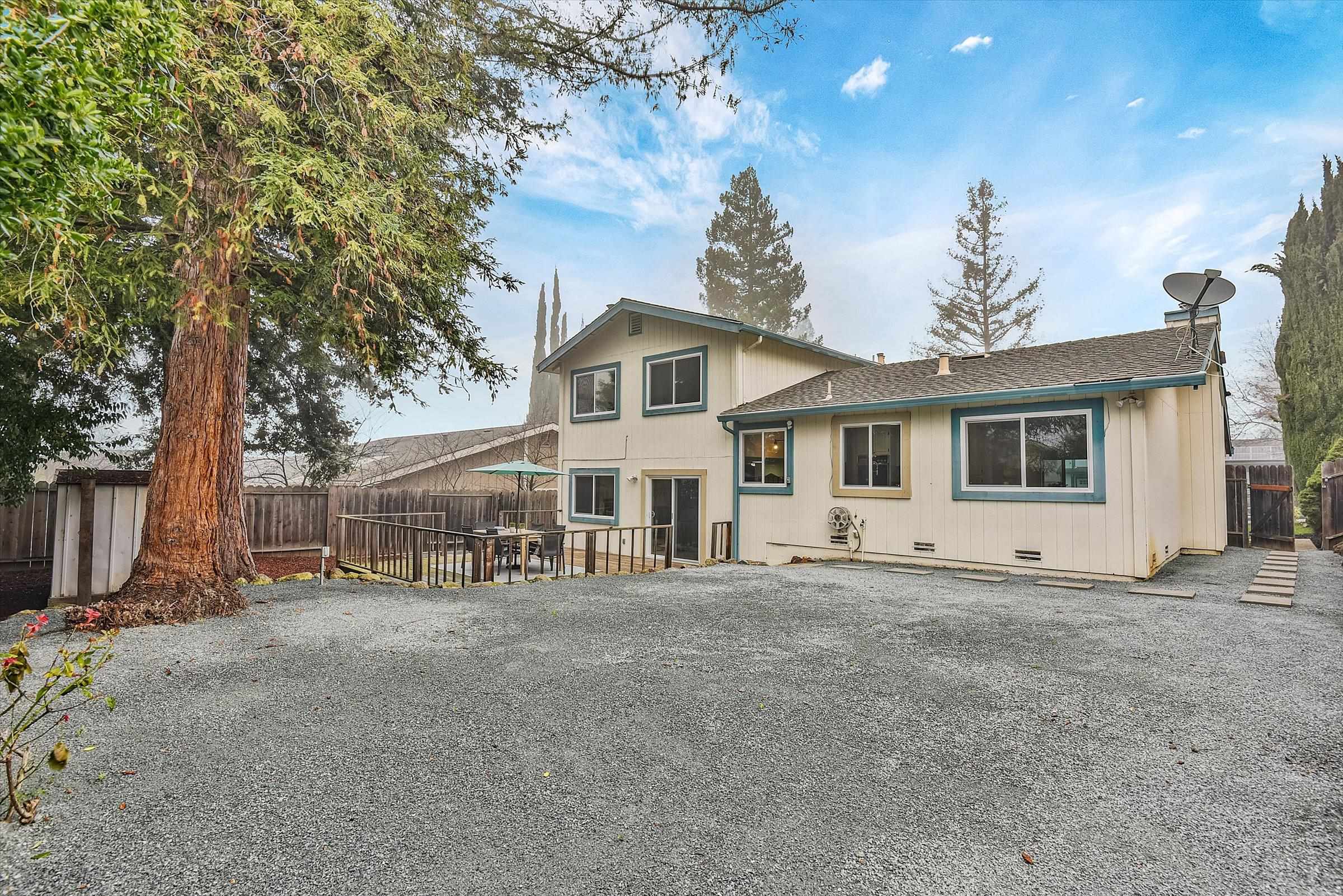 Detail Gallery Image 3 of 33 For 1524 Ridgewood Dr, Martinez,  CA 94553 - 4 Beds | 2/1 Baths