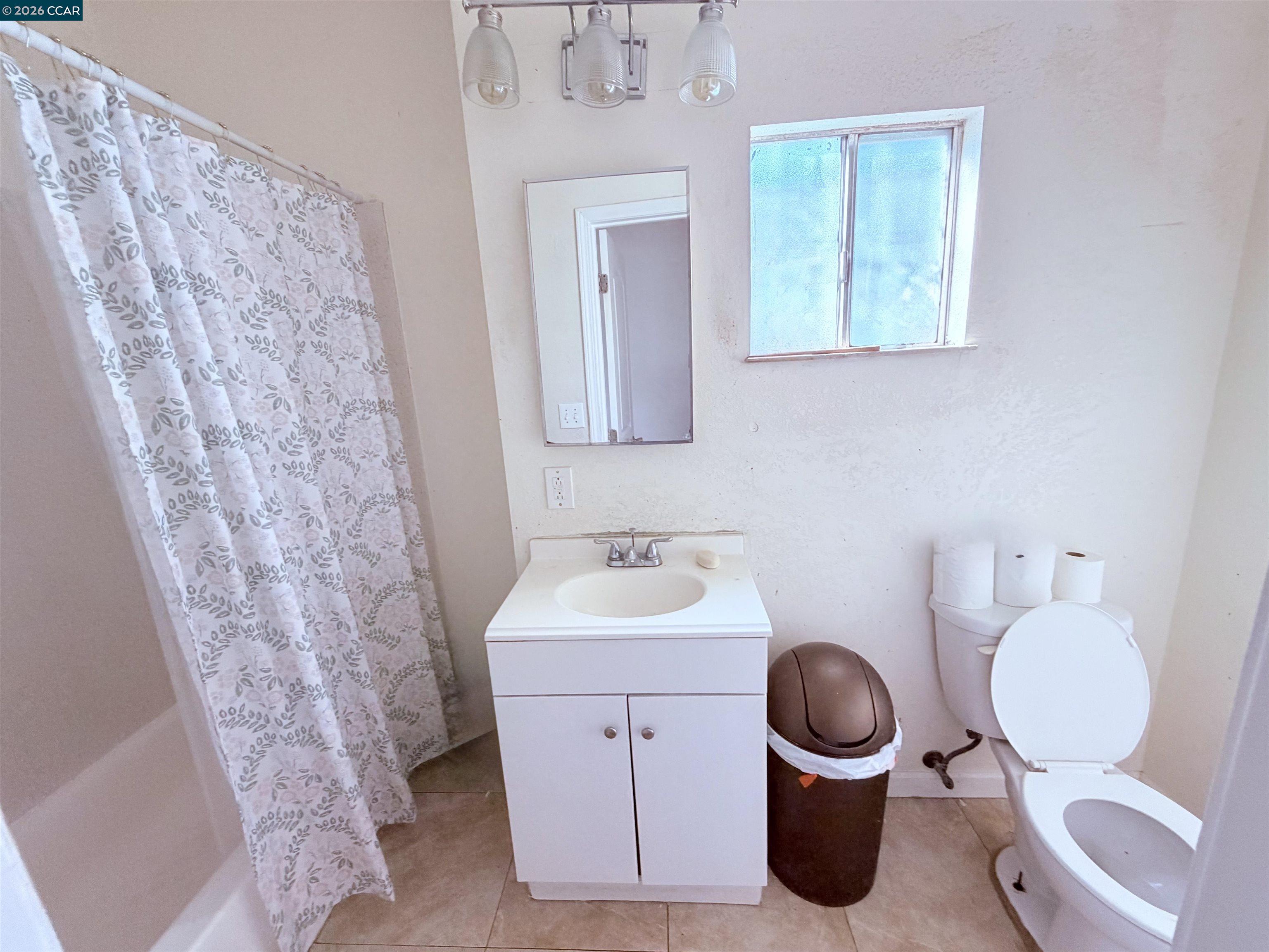 Detail Gallery Image 11 of 27 For 2625 75th Ave, Oakland,  CA 94605 - 4 Beds | 2 Baths