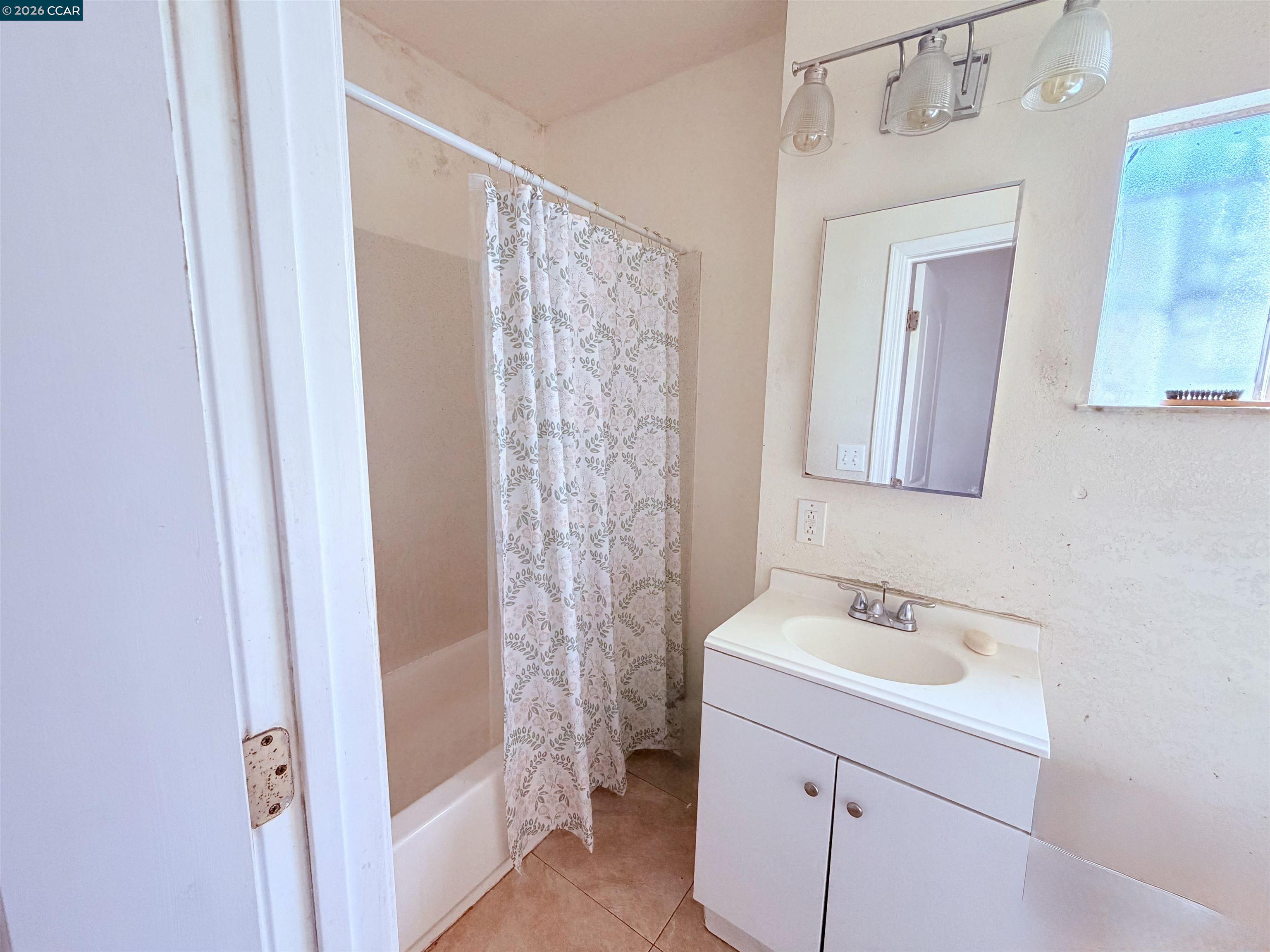 Detail Gallery Image 10 of 27 For 2625 75th Ave, Oakland,  CA 94605 - 4 Beds | 2 Baths