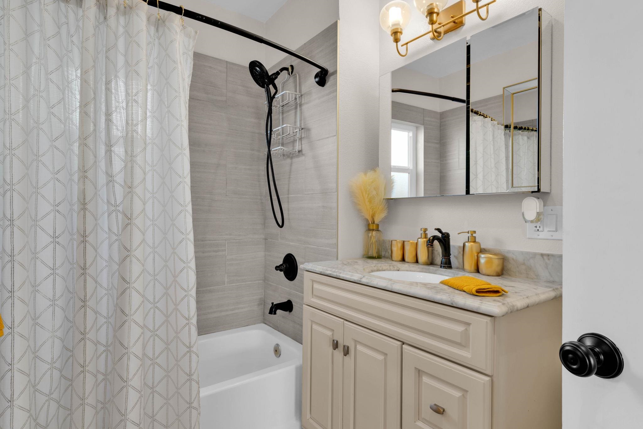 Detail Gallery Image 31 of 38 For 2468 Maxwell Ave, Oakland,  CA 94601 - 4 Beds | 3 Baths