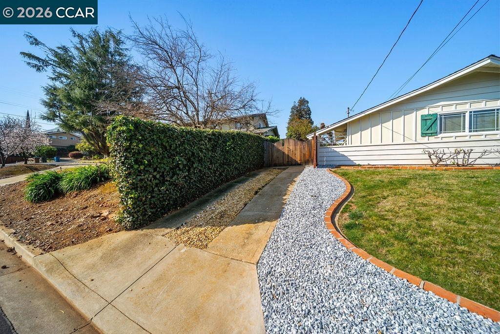 Detail Gallery Image 14 of 41 For 5895 Herriman Dr, Clayton,  CA 94517 - 4 Beds | 2 Baths