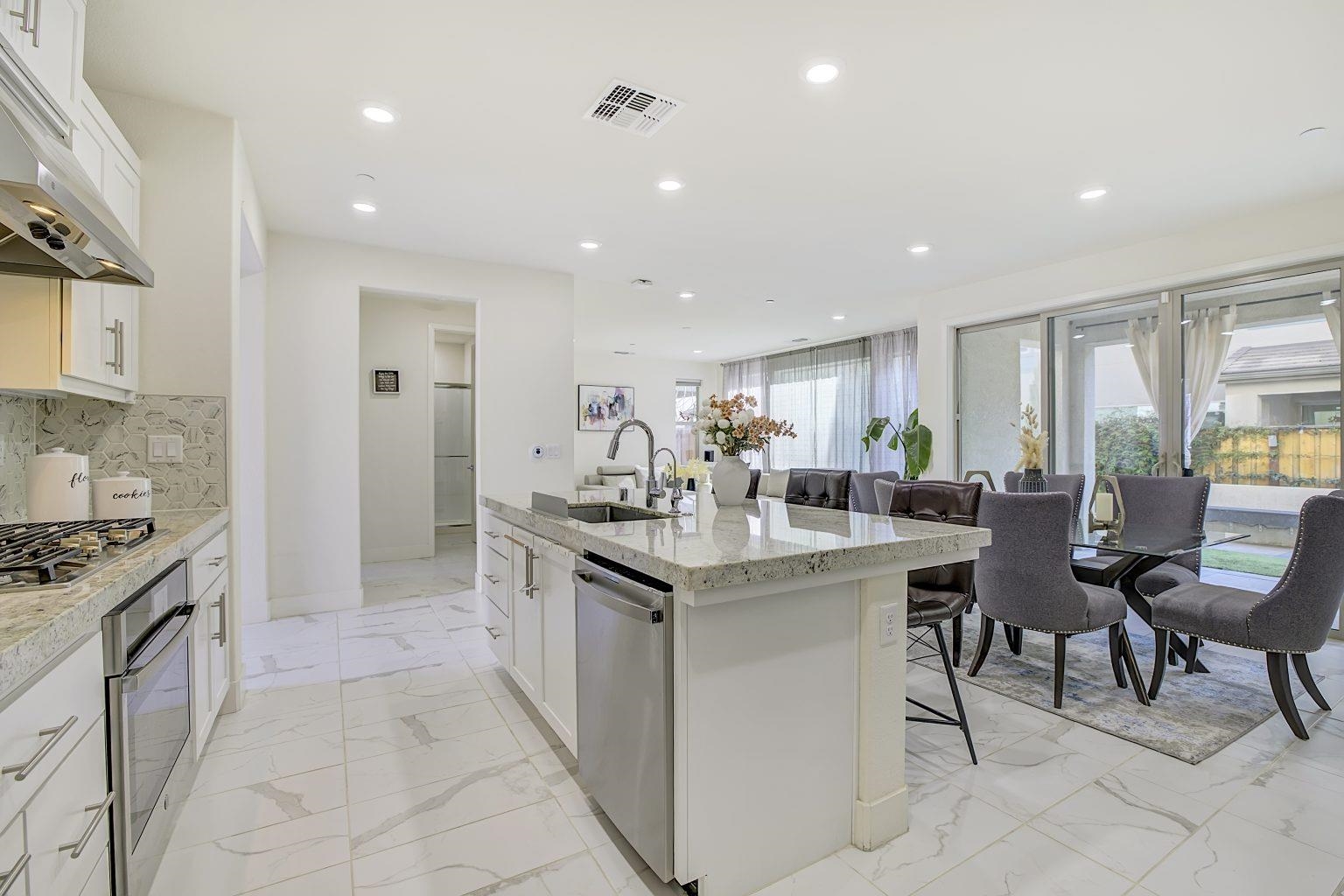 Detail Gallery Image 13 of 60 For 5882 Beechwood Loop, Dublin,  CA 94568 - 5 Beds | 4 Baths