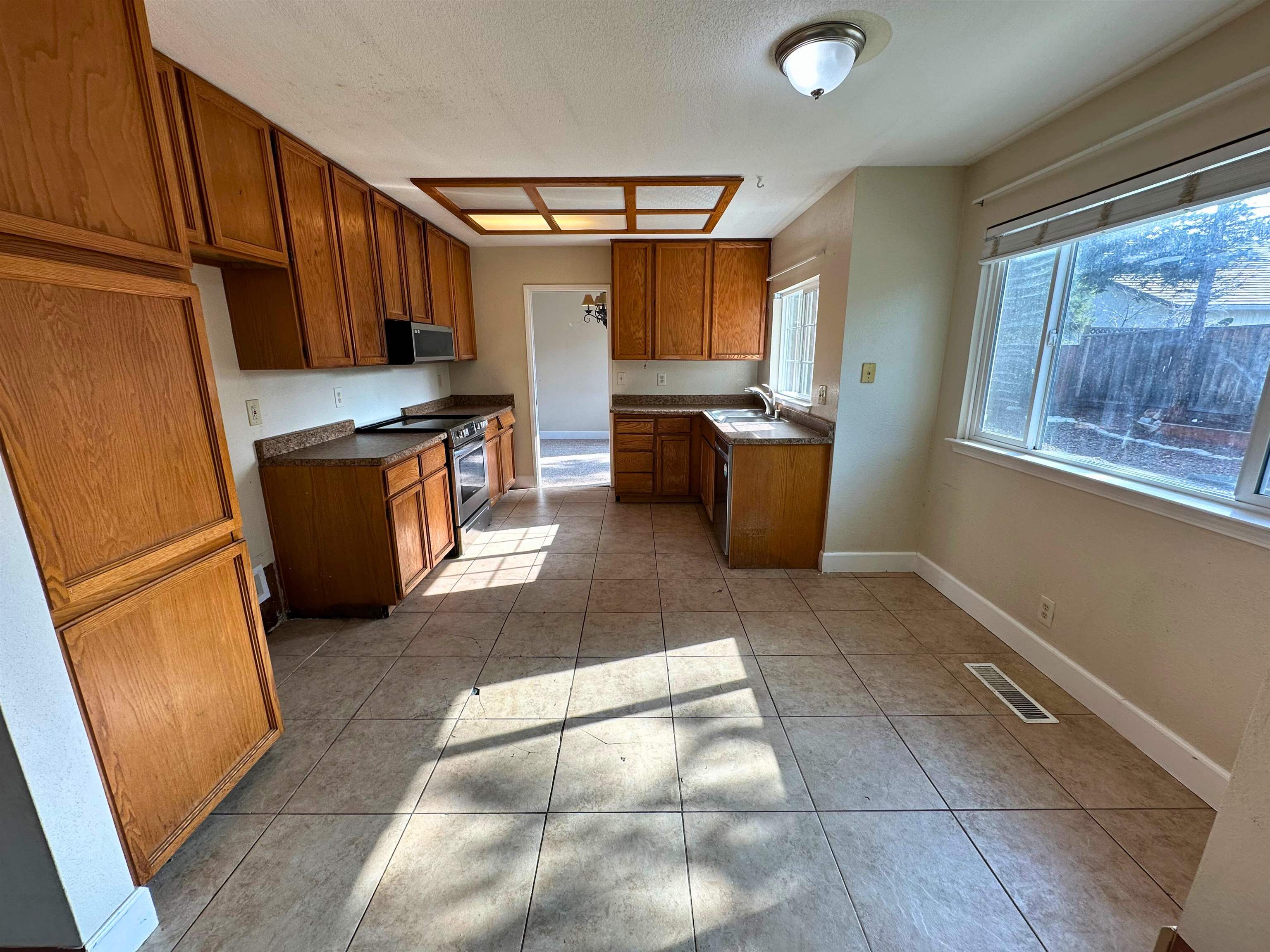 Detail Gallery Image 12 of 41 For 1180 Amanda Cir, Brentwood,  CA 94513 - 4 Beds | 2/1 Baths