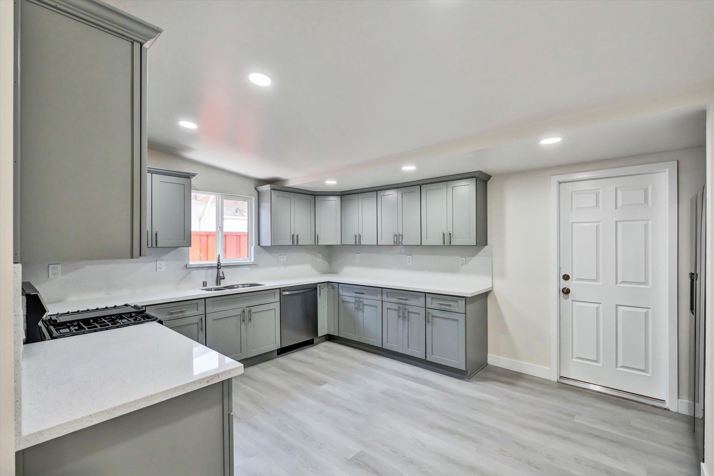 Detail Gallery Image 15 of 34 For 28315 Rochelle Ave, Hayward,  CA 94544 - 5 Beds | 3 Baths