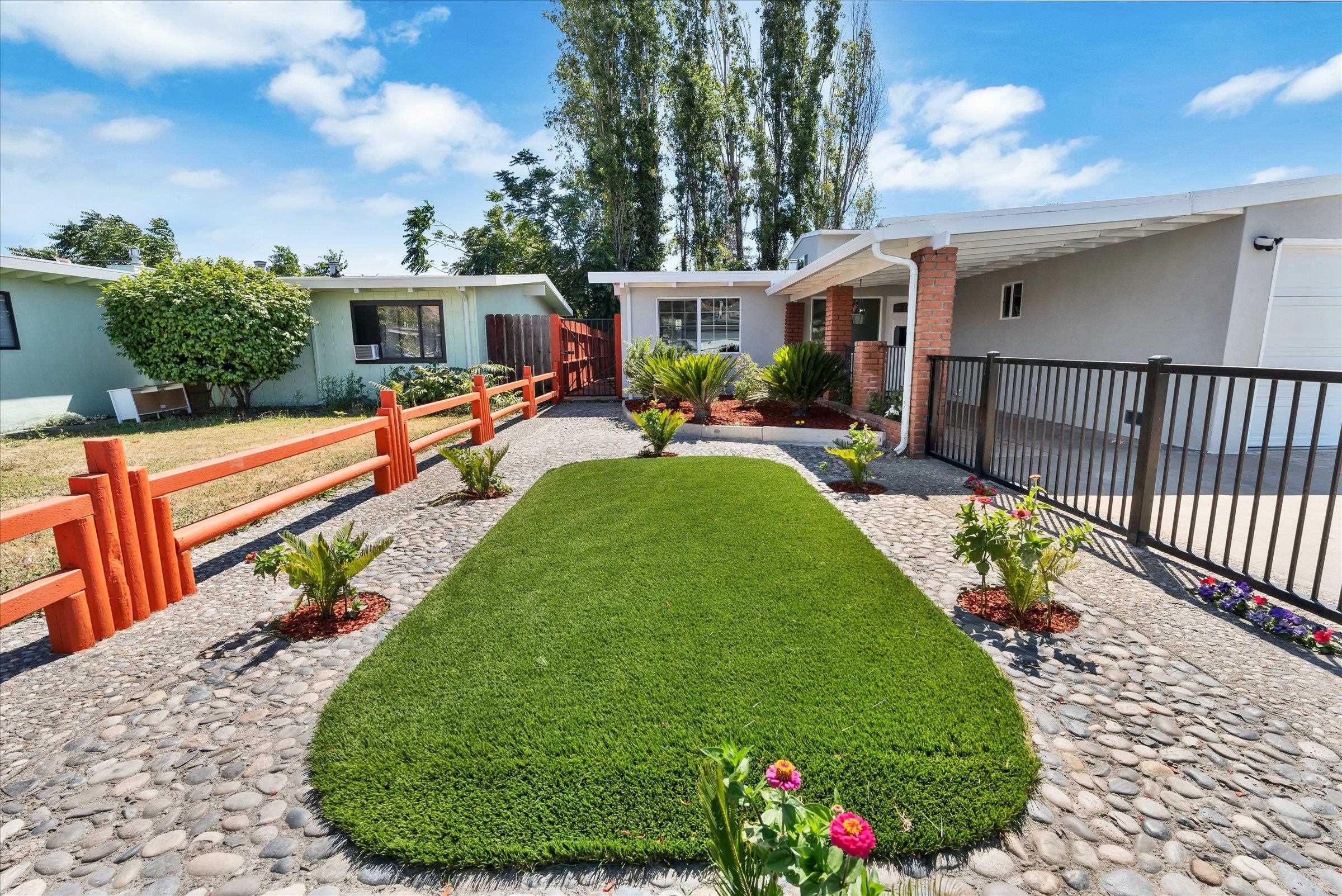 Detail Gallery Image 3 of 34 For 28315 Rochelle Ave, Hayward,  CA 94544 - 5 Beds | 3 Baths