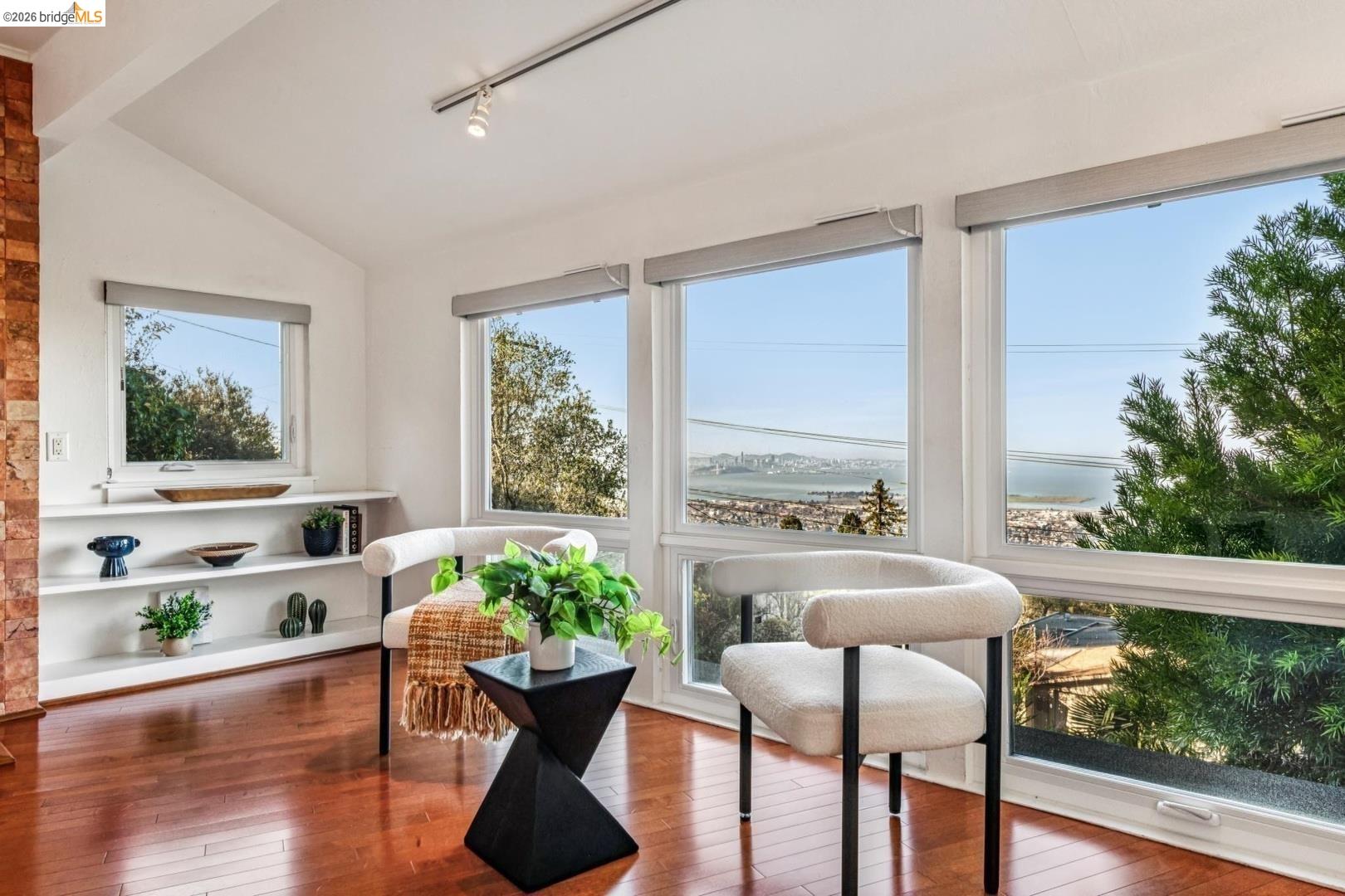 Detail Gallery Image 12 of 22 For 935 Grizzly Peak Blvd, Berkeley,  CA 94708 - 4 Beds | 2/1 Baths