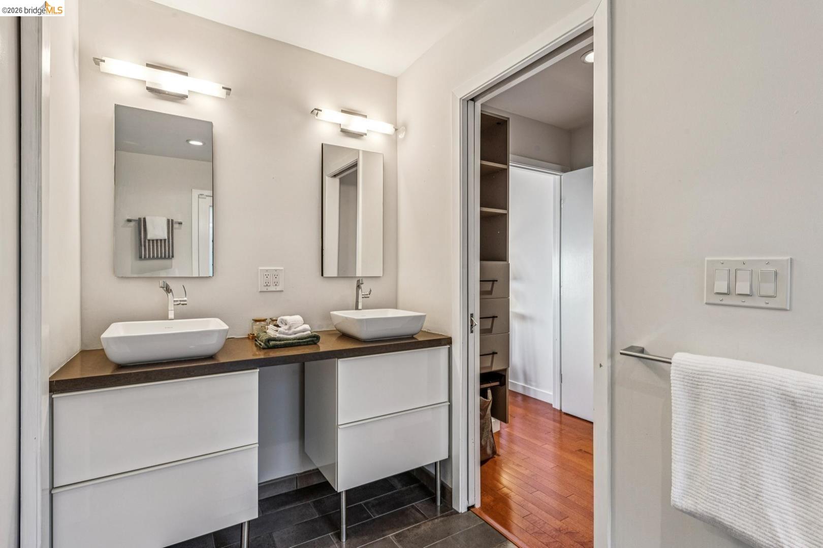 Detail Gallery Image 13 of 22 For 935 Grizzly Peak Blvd, Berkeley,  CA 94708 - 4 Beds | 2/1 Baths