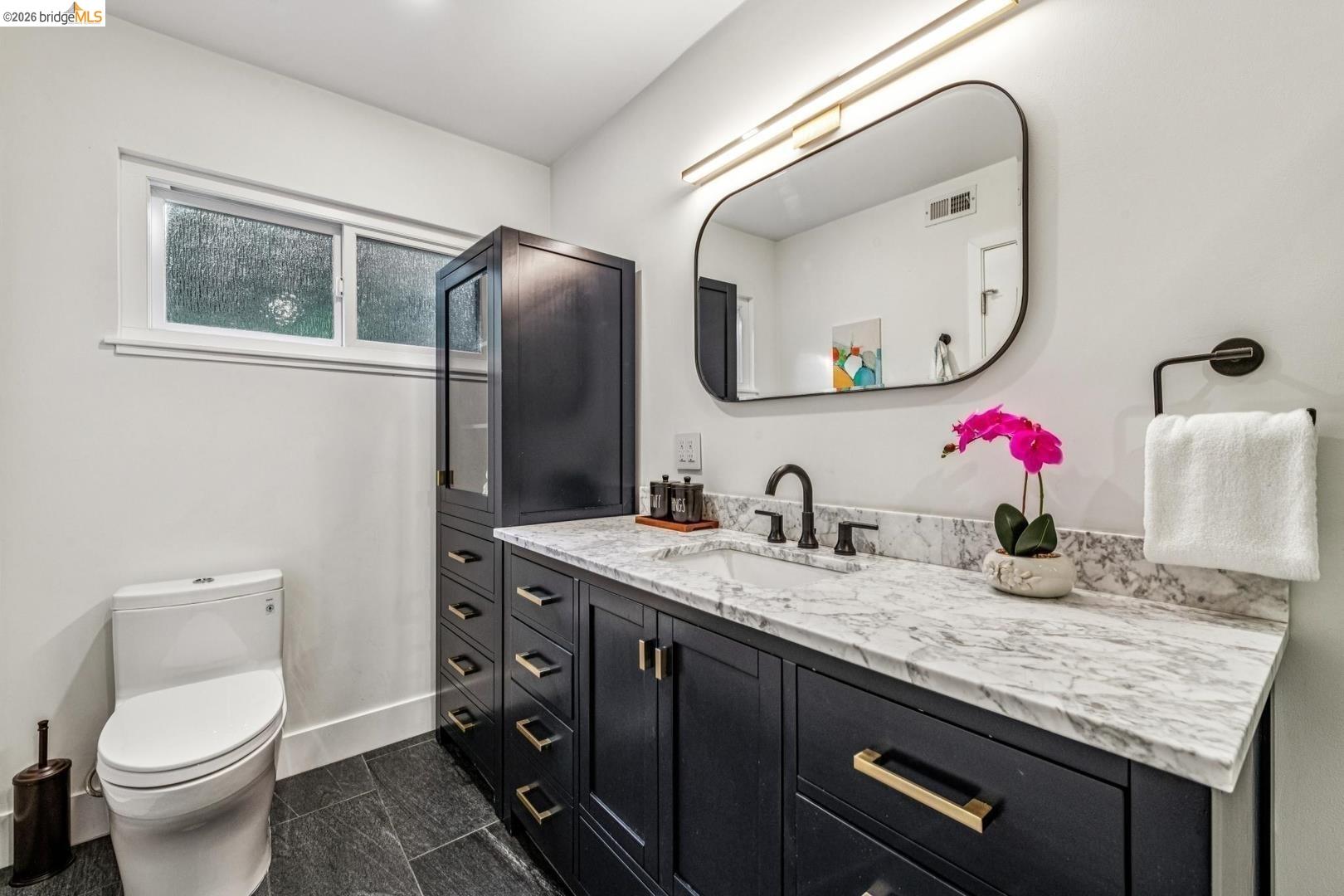 Detail Gallery Image 16 of 22 For 935 Grizzly Peak Blvd, Berkeley,  CA 94708 - 4 Beds | 2/1 Baths