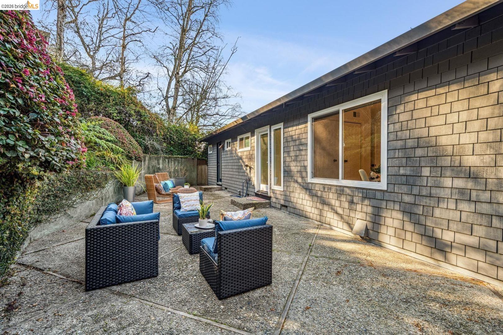 Detail Gallery Image 20 of 22 For 935 Grizzly Peak Blvd, Berkeley,  CA 94708 - 4 Beds | 2/1 Baths