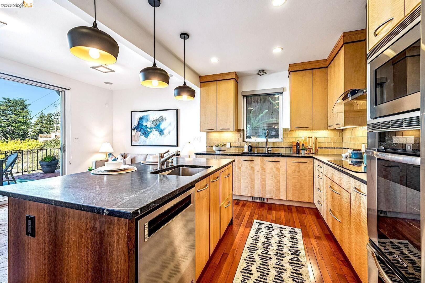 Detail Gallery Image 4 of 20 For 935 Grizzly Peak Blvd, Berkeley,  CA 94708 - 4 Beds | 2/1 Baths