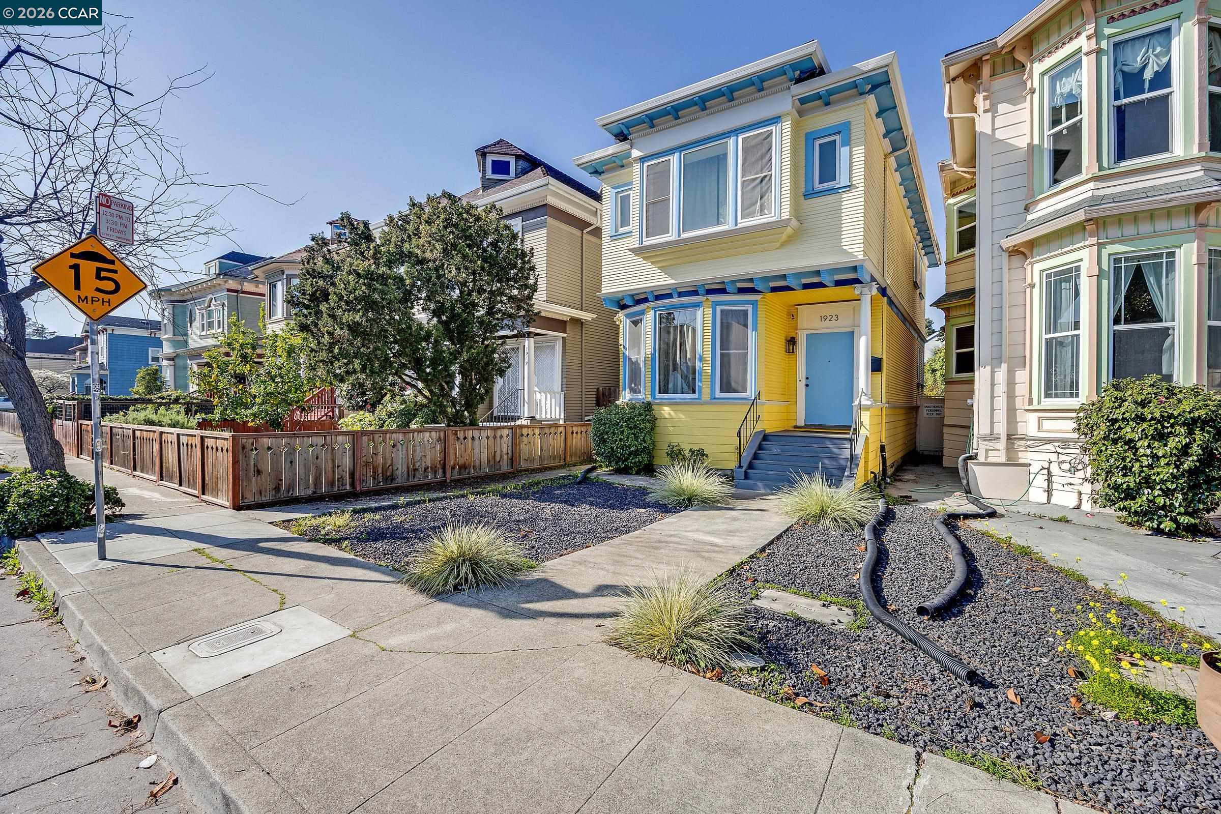 Detail Gallery Image 3 of 30 For 1923 West St, Oakland,  CA 94612 - 3 Beds | 2 Baths