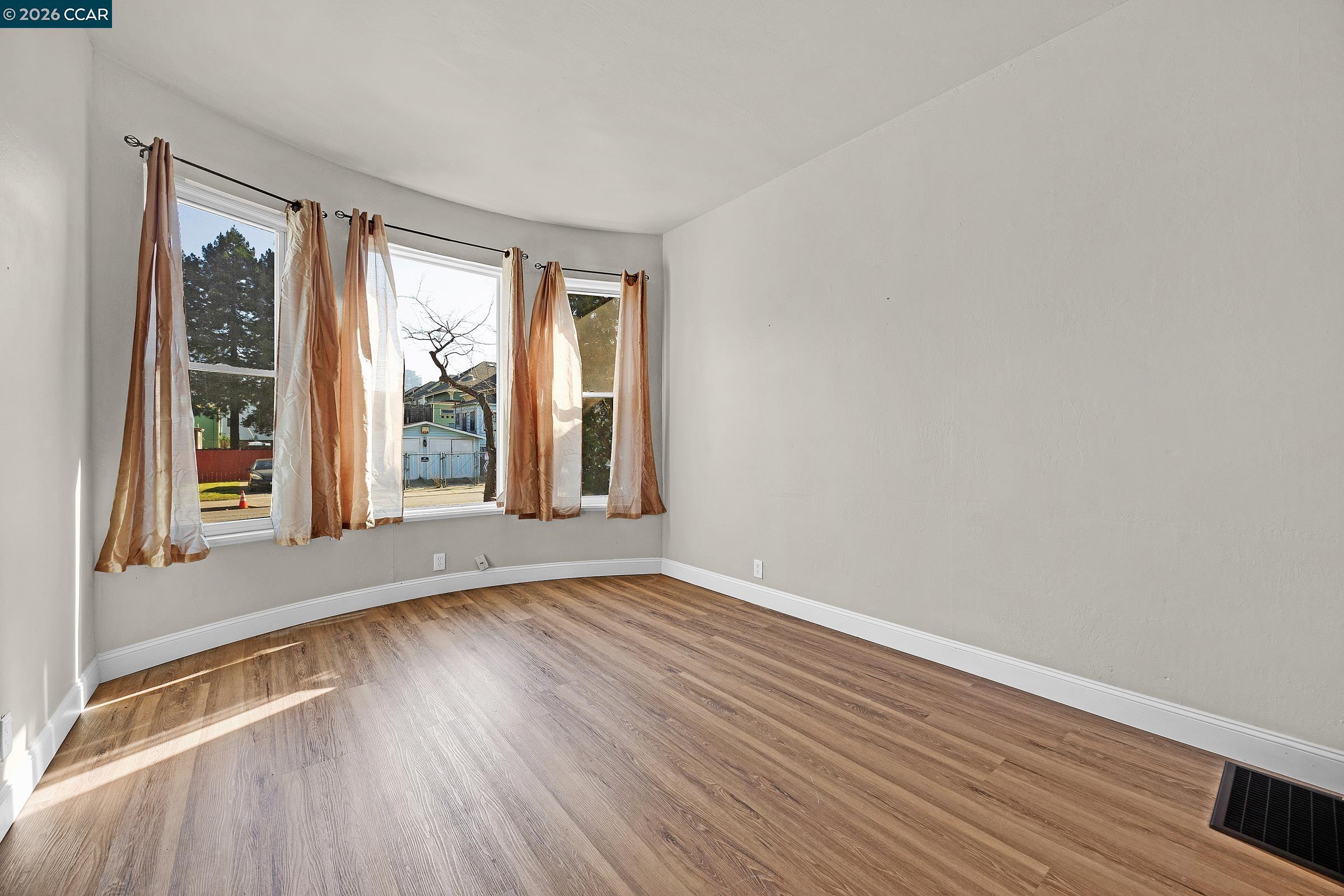 Detail Gallery Image 5 of 30 For 1923 West St, Oakland,  CA 94612 - 3 Beds | 2 Baths