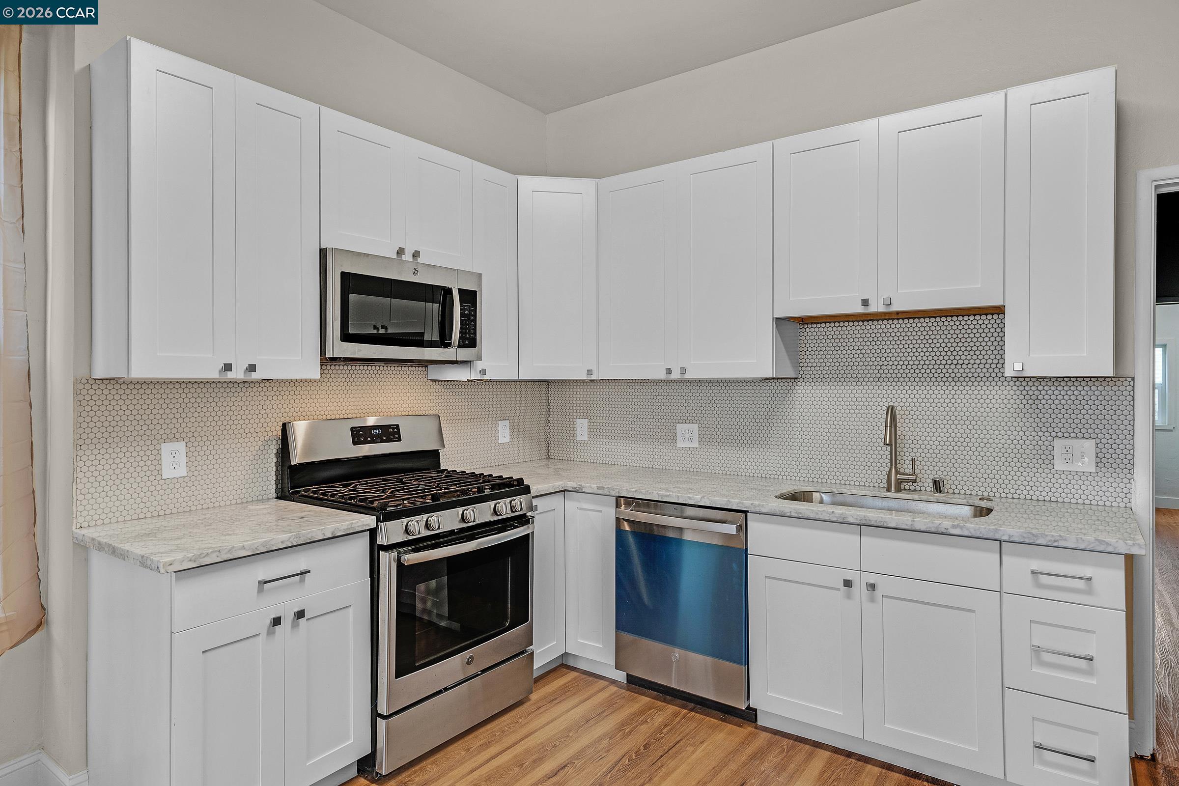 Detail Gallery Image 8 of 30 For 1923 West St, Oakland,  CA 94612 - 3 Beds | 2 Baths