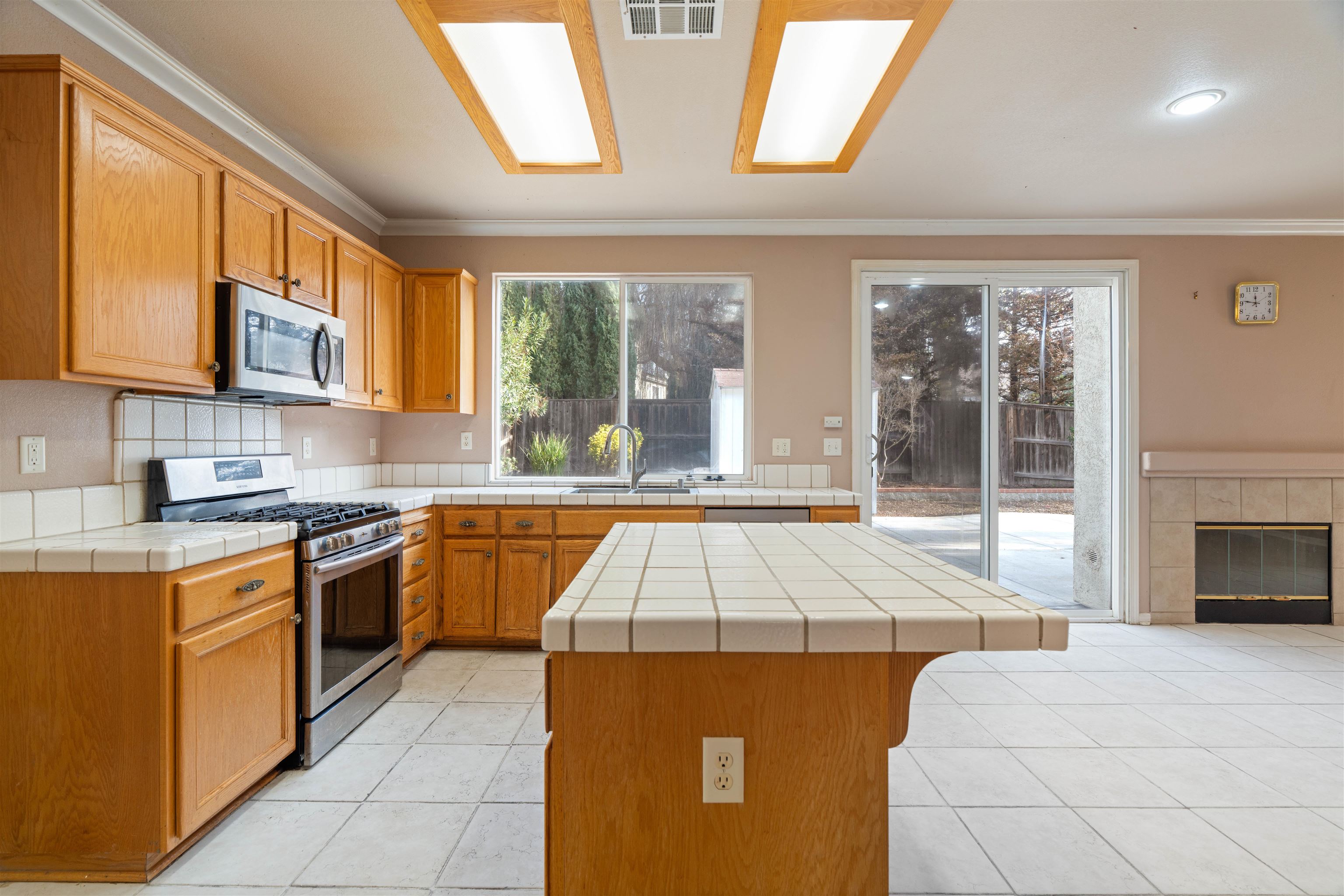 Detail Gallery Image 6 of 47 For 4925 Bay View Cir, Stockton,  CA 95219 - 4 Beds | 3 Baths