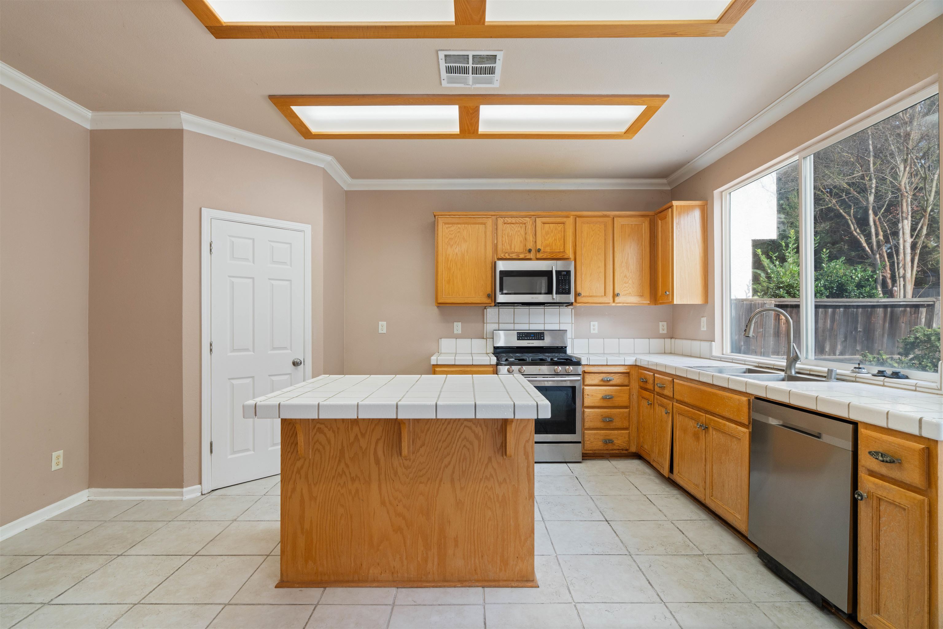 Detail Gallery Image 8 of 47 For 4925 Bay View Cir, Stockton,  CA 95219 - 4 Beds | 3 Baths