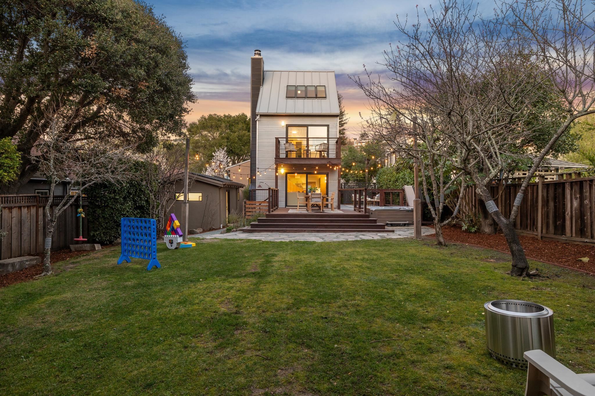 Detail Gallery Image 3 of 10 For 46 Ardmore Rd, Kensington,  CA 94707 - 3 Beds | 3 Baths