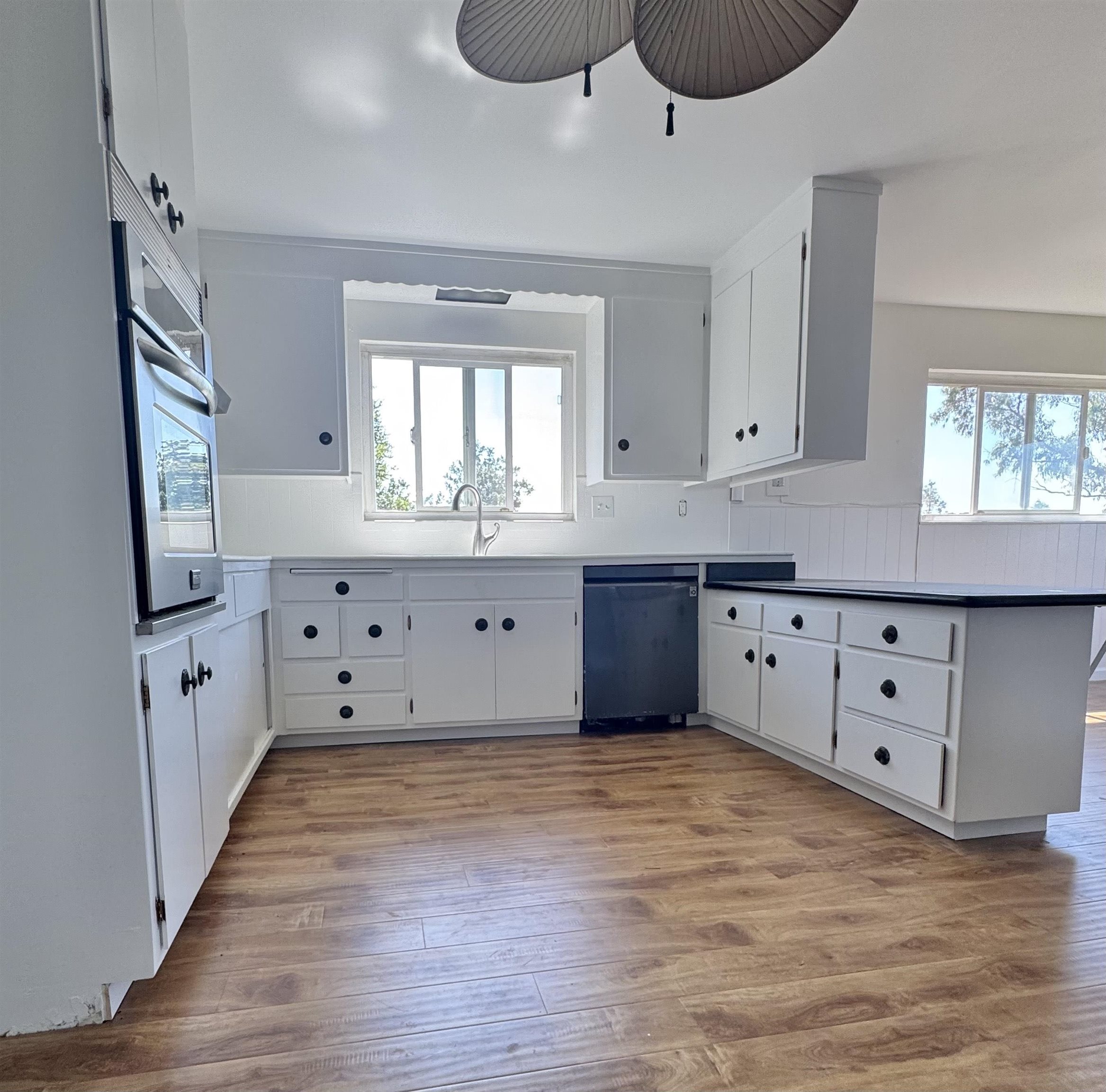 Detail Gallery Image 3 of 15 For 8491 Ney Ave, Oakland,  CA 94605 - 3 Beds | 2/1 Baths