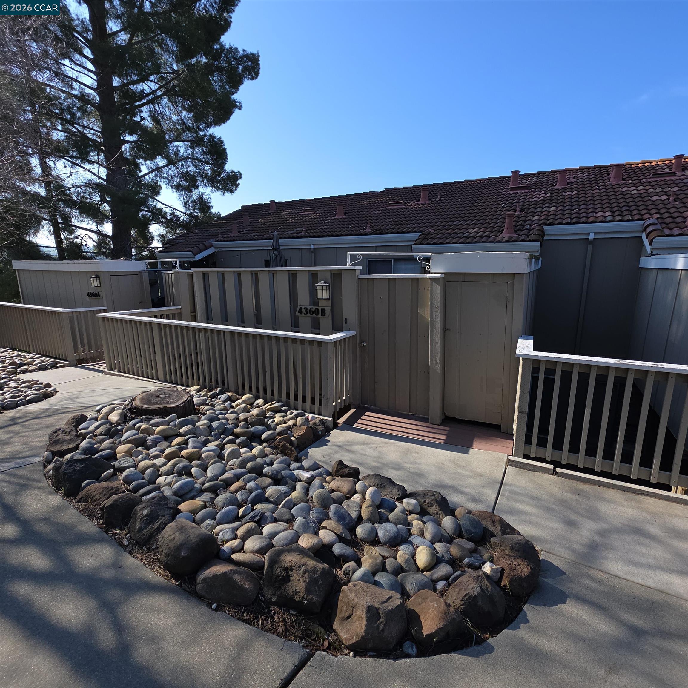 Detail Gallery Image 3 of 19 For 4360 Eagle Peak Rd #B,  Concord,  CA 94521 - 3 Beds | 2/1 Baths