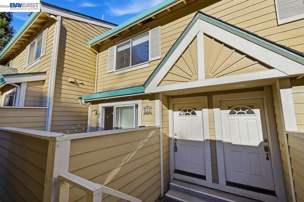 Detail Gallery Image 2 of 49 For 122 Vista Hermosa, Walnut Creek,  CA 94597 - 2 Beds | 2/1 Baths