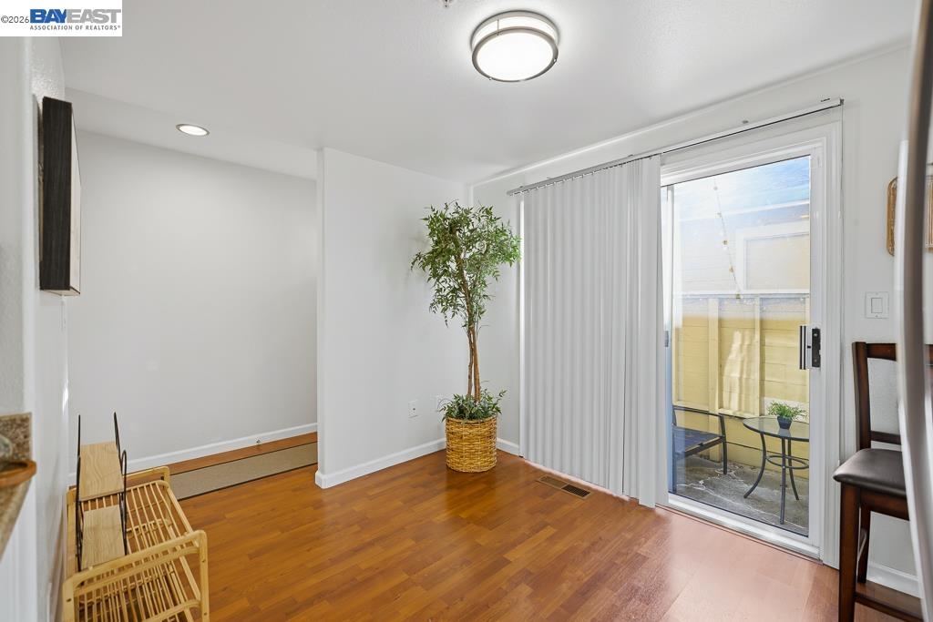 Detail Gallery Image 22 of 49 For 122 Vista Hermosa, Walnut Creek,  CA 94597 - 2 Beds | 2/1 Baths