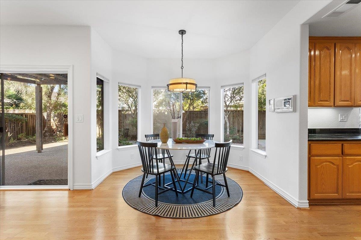 Detail Gallery Image 13 of 60 For 20946 Elbridge Ct, Castro Valley,  CA 94552 - 4 Beds | 3 Baths