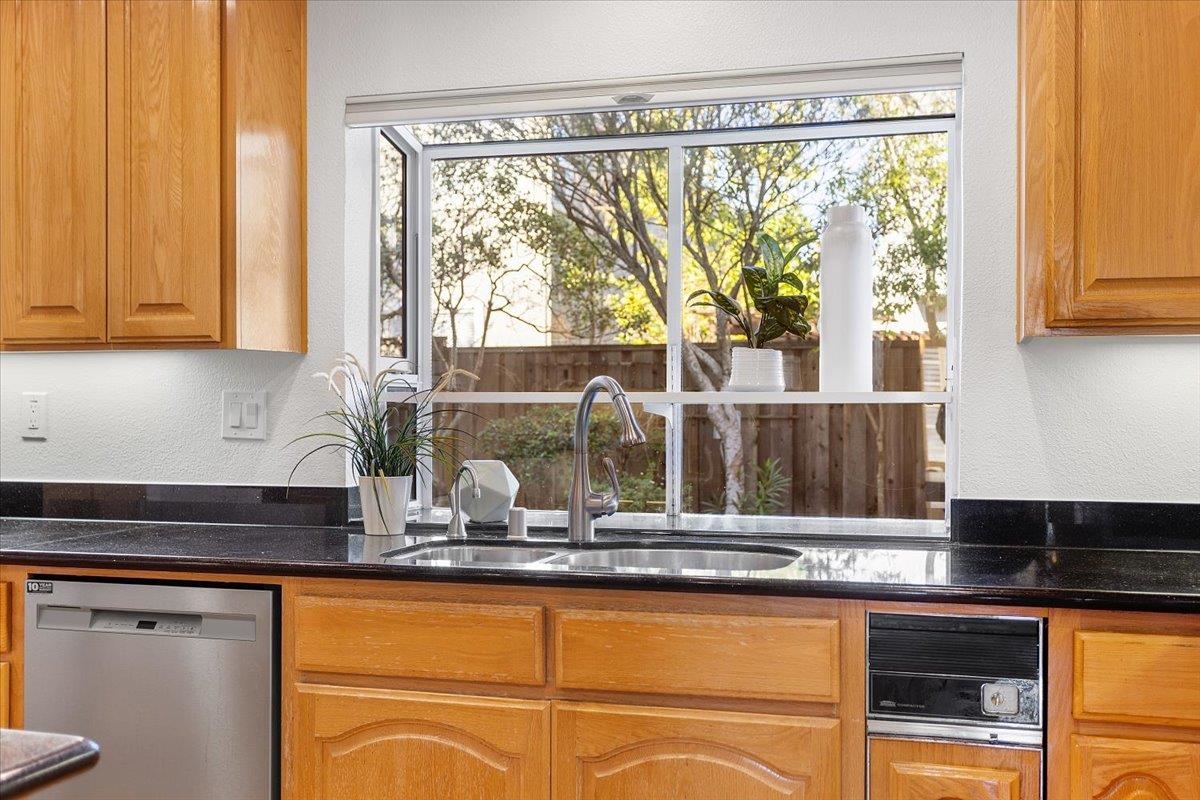 Detail Gallery Image 10 of 60 For 20946 Elbridge Ct, Castro Valley,  CA 94552 - 4 Beds | 3 Baths