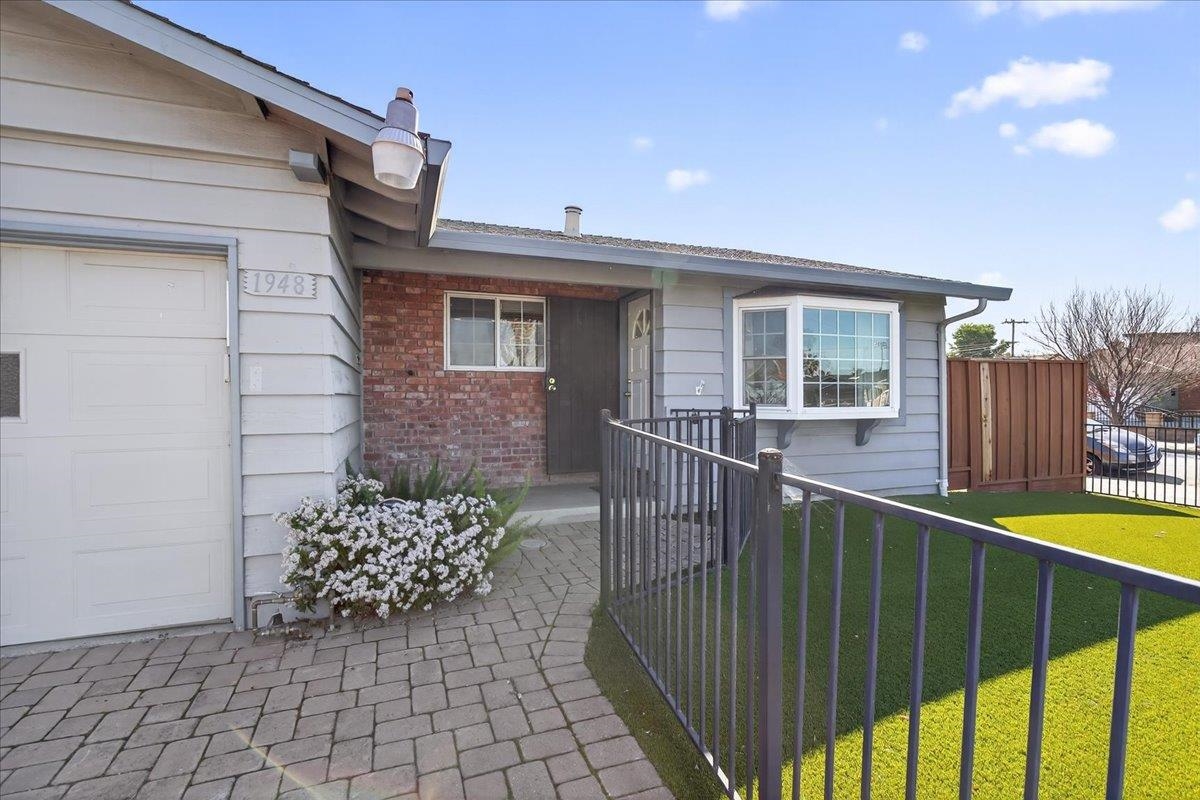 Detail Gallery Image 3 of 28 For 1948 Daytona Dr, San Jose,  CA 95122-1721 - 4 Beds | 2 Baths