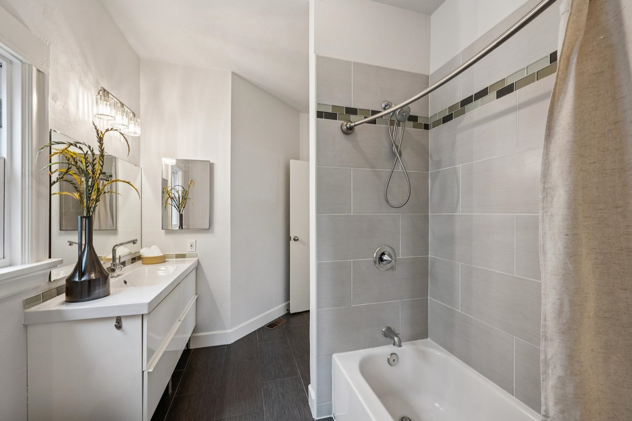 Detail Gallery Image 24 of 35 For 5216 Market St, Oakland,  CA 94608 - 2 Beds | 1/1 Baths