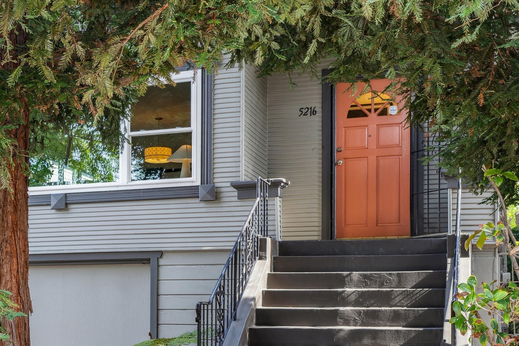 Detail Gallery Image 4 of 35 For 5216 Market St, Oakland,  CA 94608 - 2 Beds | 1/1 Baths