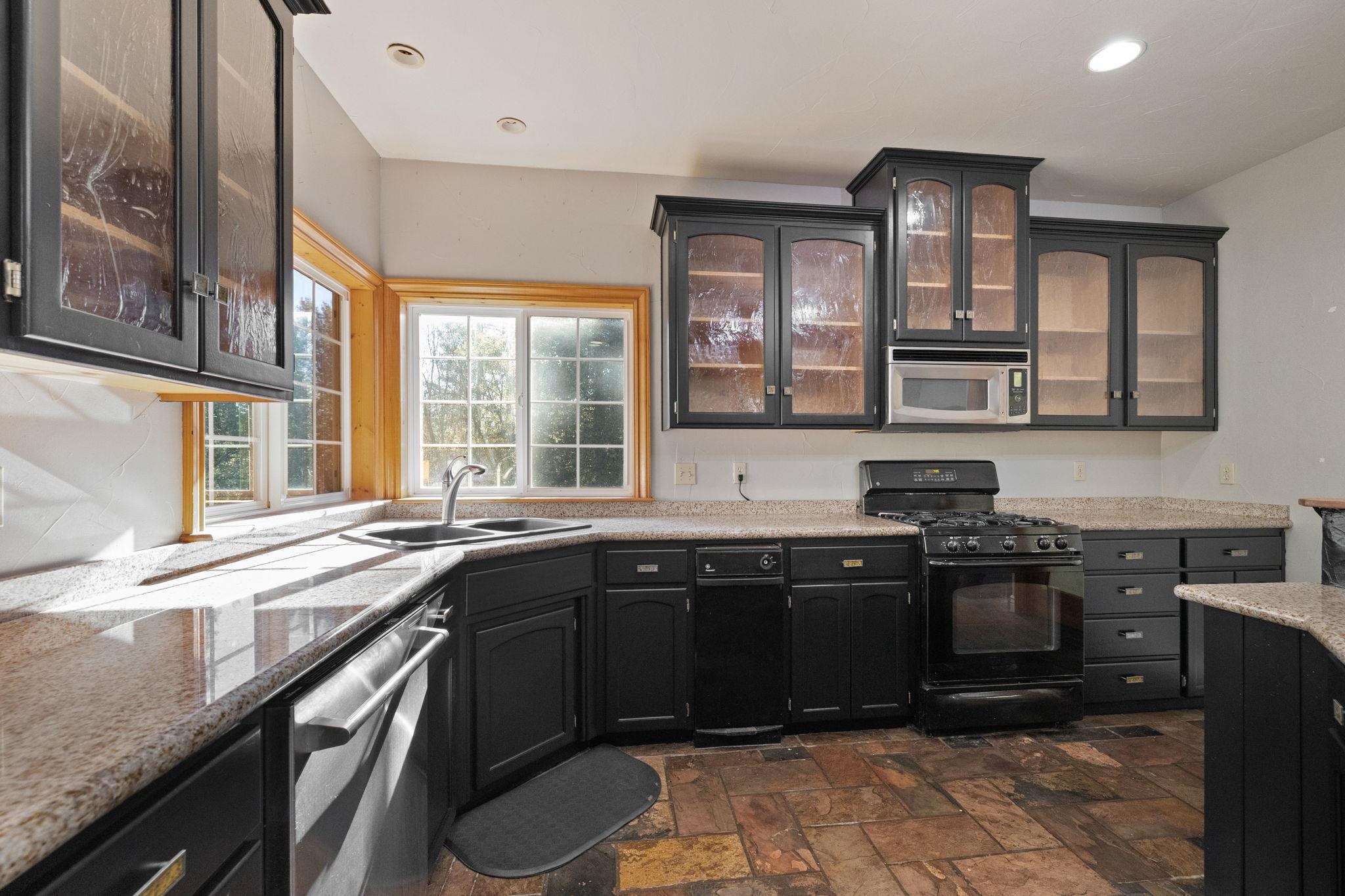 Detail Gallery Image 8 of 60 For 22987 Lazy Z Ln, Sonora,  CA 95370 - 3 Beds | 2/1 Baths