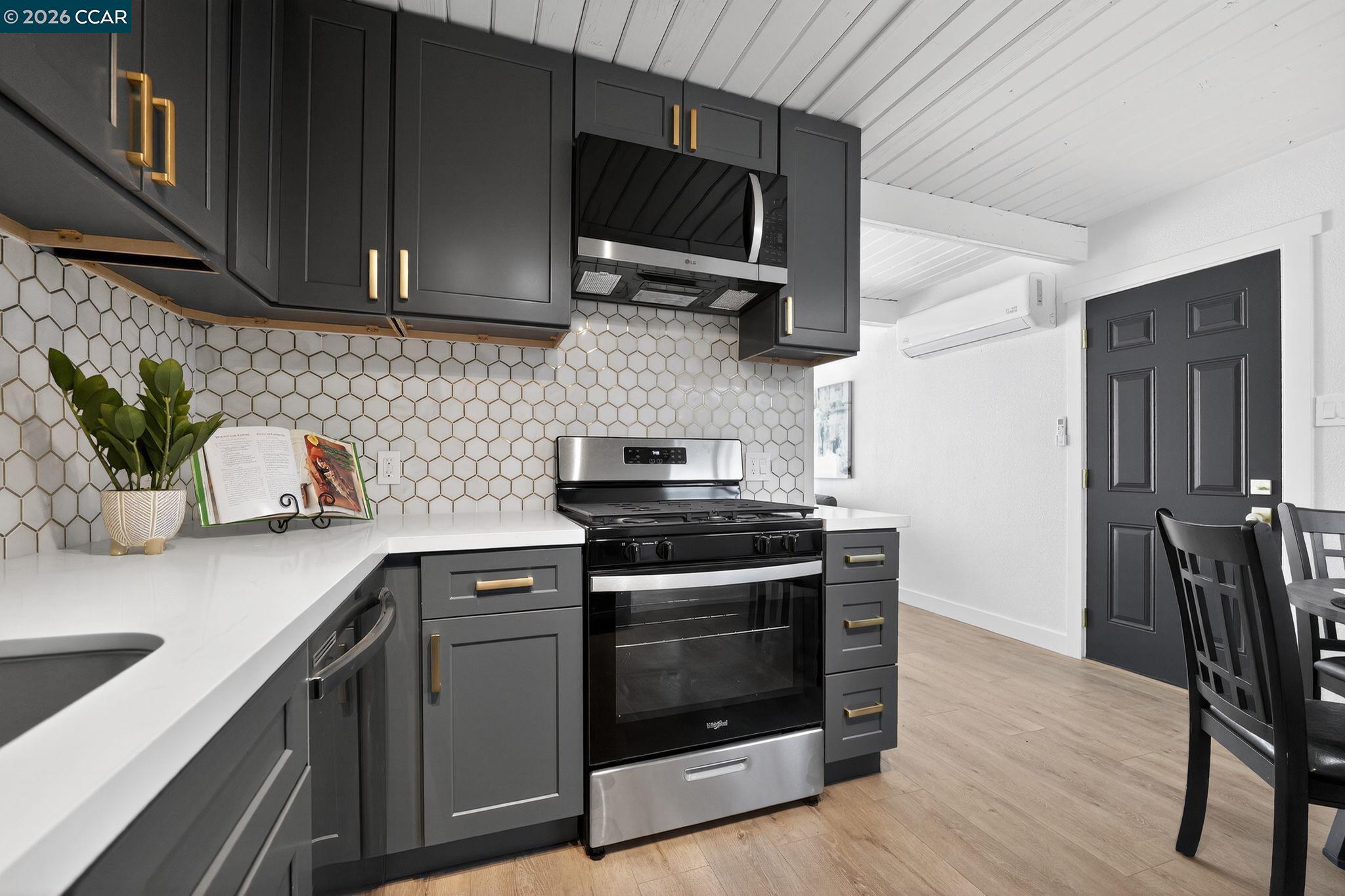 Detail Gallery Image 2 of 22 For 87 Bay Drive, Bay Point,  CA 94565-1404 - 3 Beds | 1 Baths