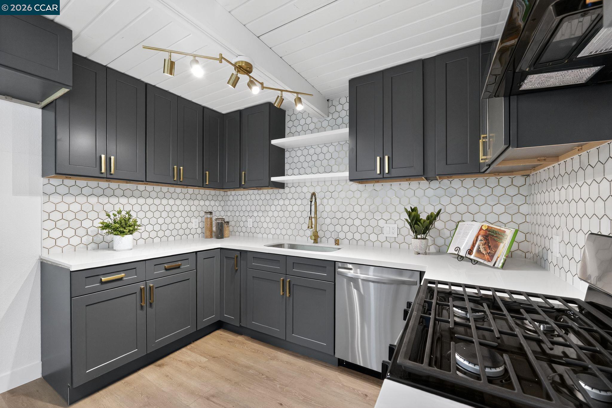 Detail Gallery Image 3 of 22 For 87 Bay Drive, Bay Point,  CA 94565-1404 - 3 Beds | 1 Baths