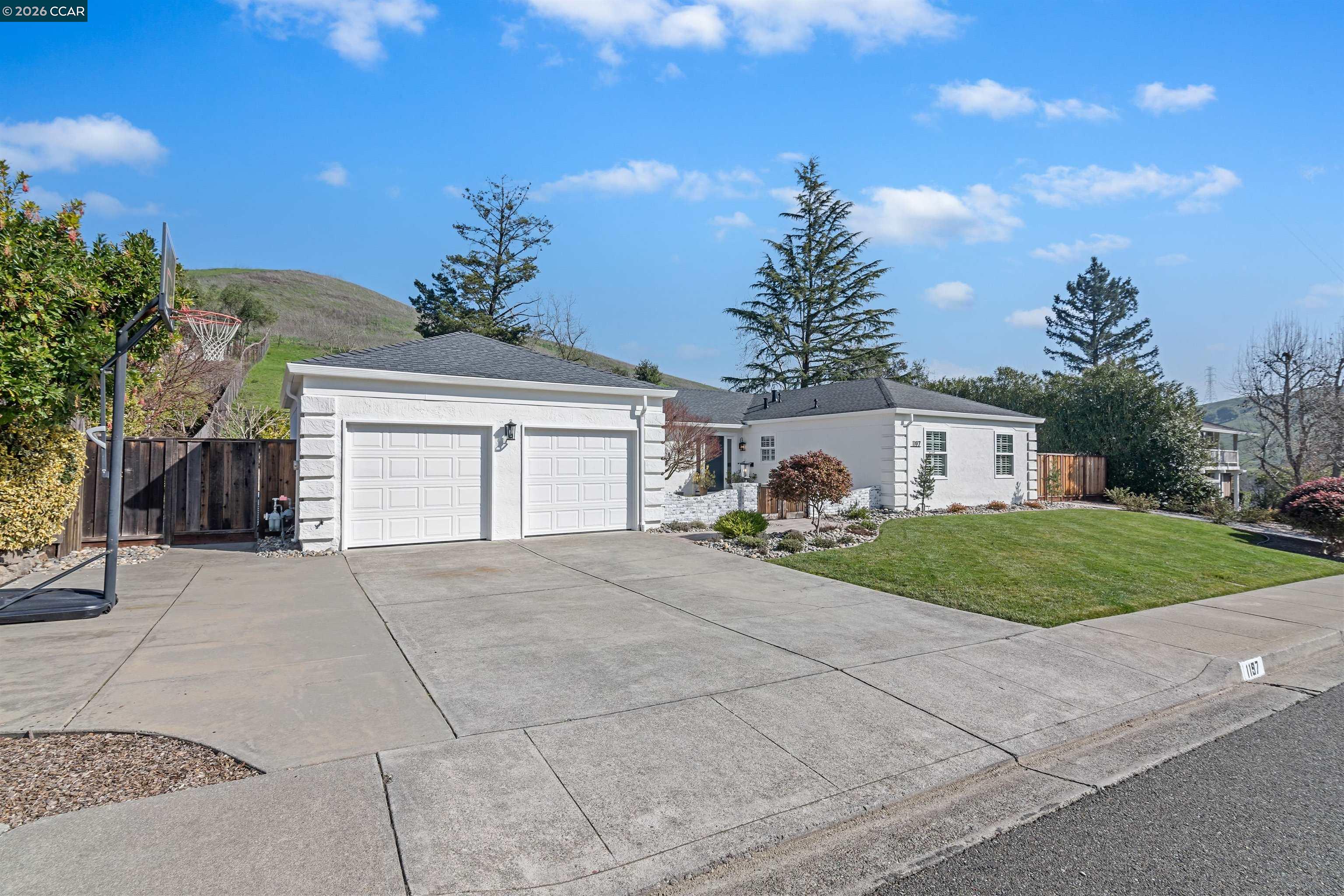 Detail Gallery Image 2 of 38 For 1197 Larch Ave, Moraga,  CA 94556 - 4 Beds | 2/1 Baths