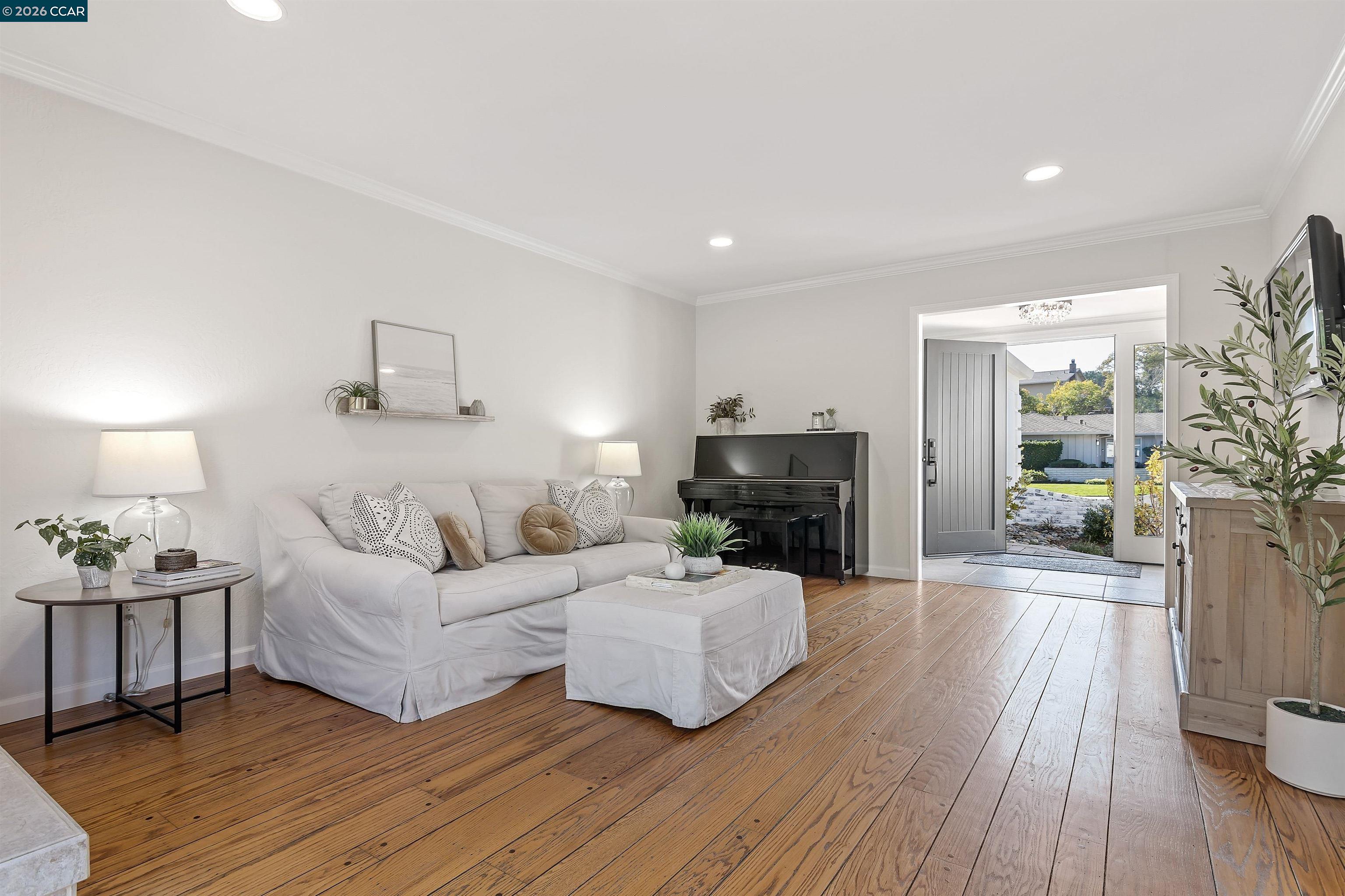 Detail Gallery Image 5 of 38 For 1197 Larch Ave, Moraga,  CA 94556 - 4 Beds | 2/1 Baths