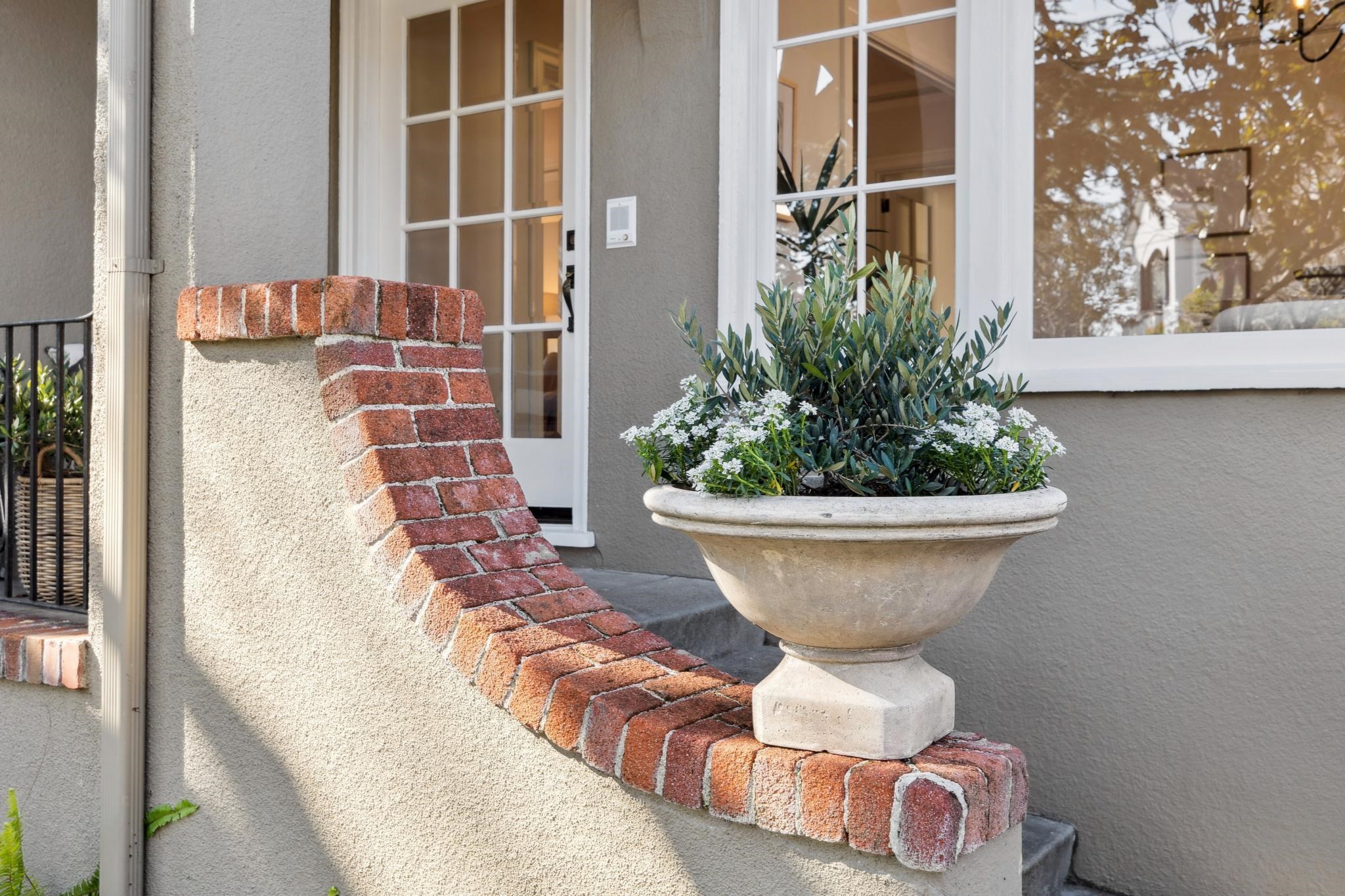 Detail Gallery Image 2 of 54 For 1111 Winsor Ave, Piedmont,  CA 94610 - 3 Beds | 2 Baths