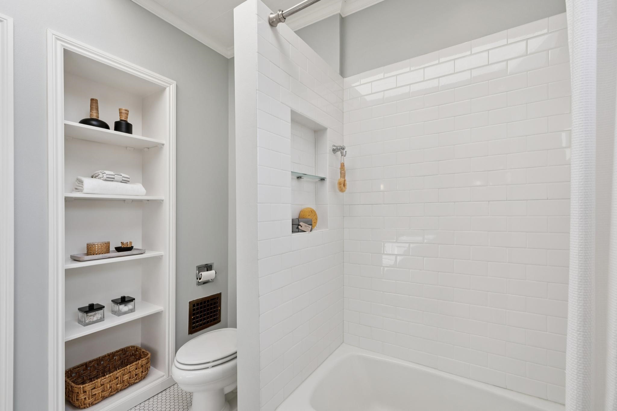 Detail Gallery Image 26 of 54 For 1111 Winsor Ave, Piedmont,  CA 94610 - 3 Beds | 2 Baths